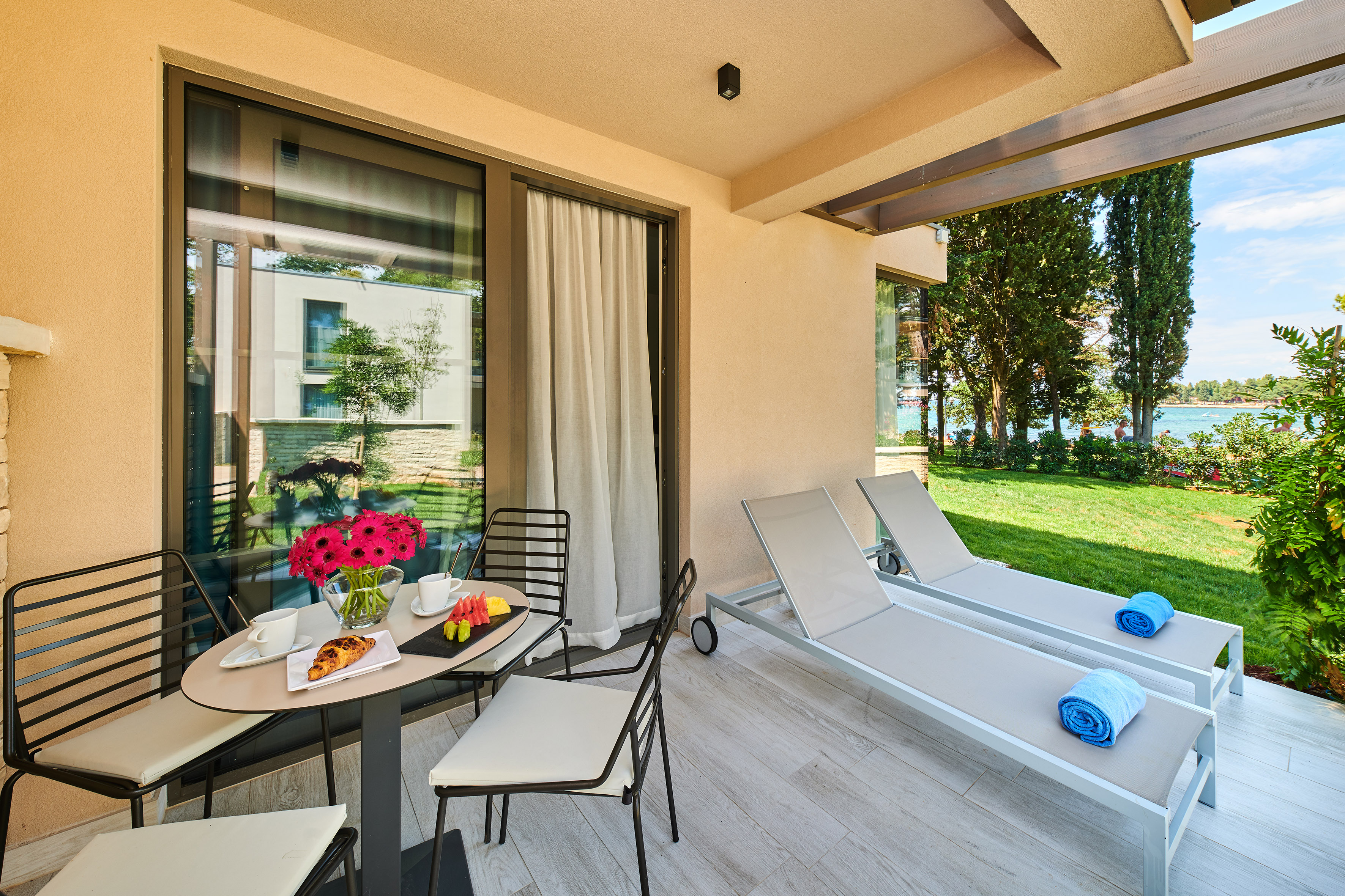 a patio with chairs and a table - XTRA Family Room - Garden Suites Umag Plava Laguna Affiliated by Meliá, Umag