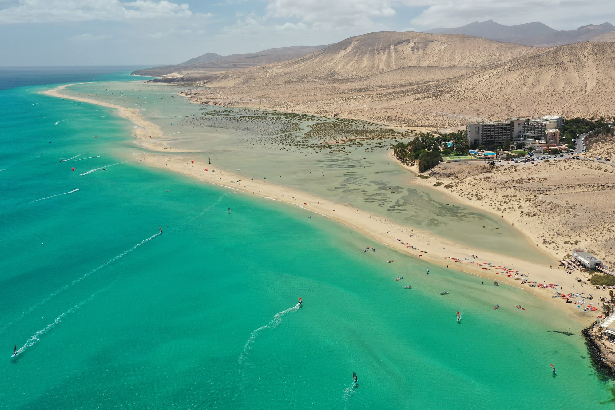Playa Fuerteventura: mar turquesa, windsurf, kitesurf en laguna, dunas áridas.
