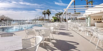 مسبح مع طاولات وكراسي