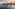 Skyline de Miami al atardecer sobre la bahía, con rascacielos y barcos.