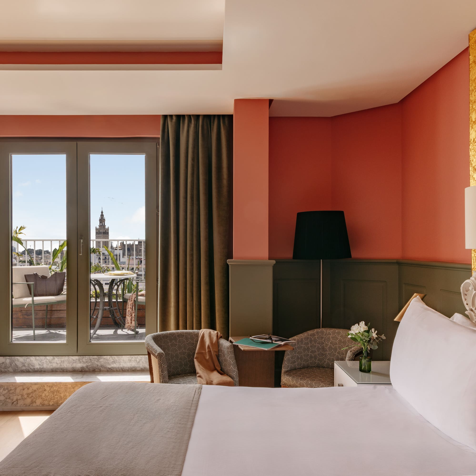 Habitación hotel lujo, balcón con vistas a la Giralda, Sevilla.