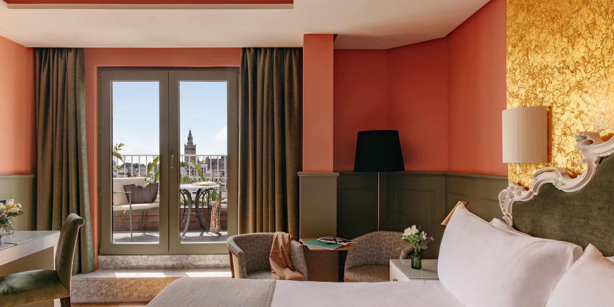 Habitación hotel lujo, balcón con vistas a la Giralda, Sevilla.
