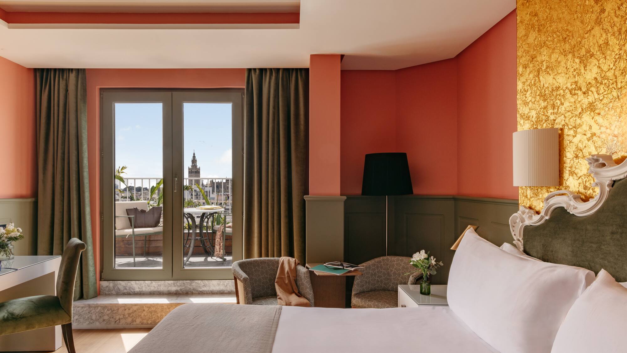 Habitación hotel lujo, balcón con vistas a la Giralda, Sevilla.