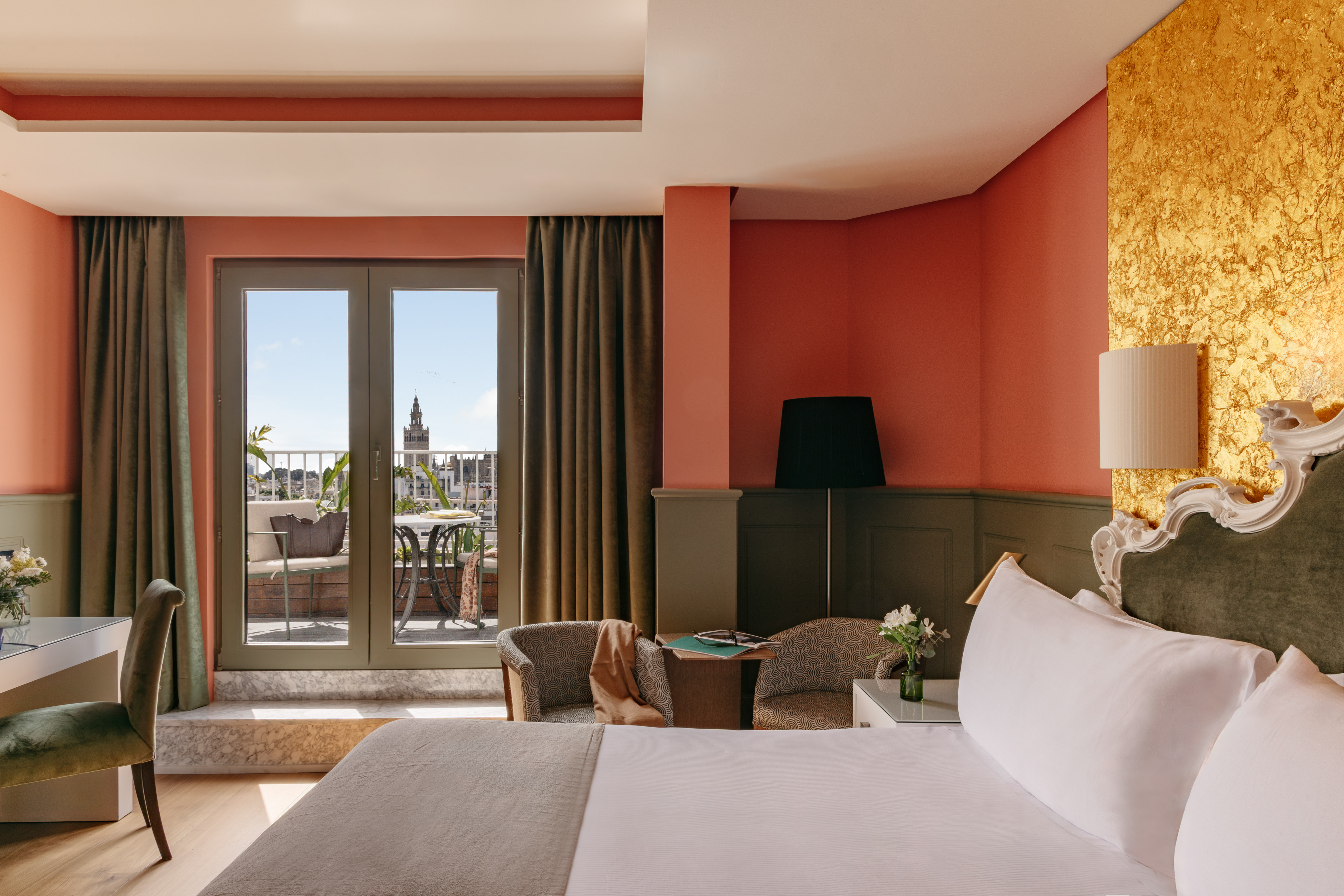 Habitación hotel lujo, balcón con vistas a la Giralda, Sevilla.