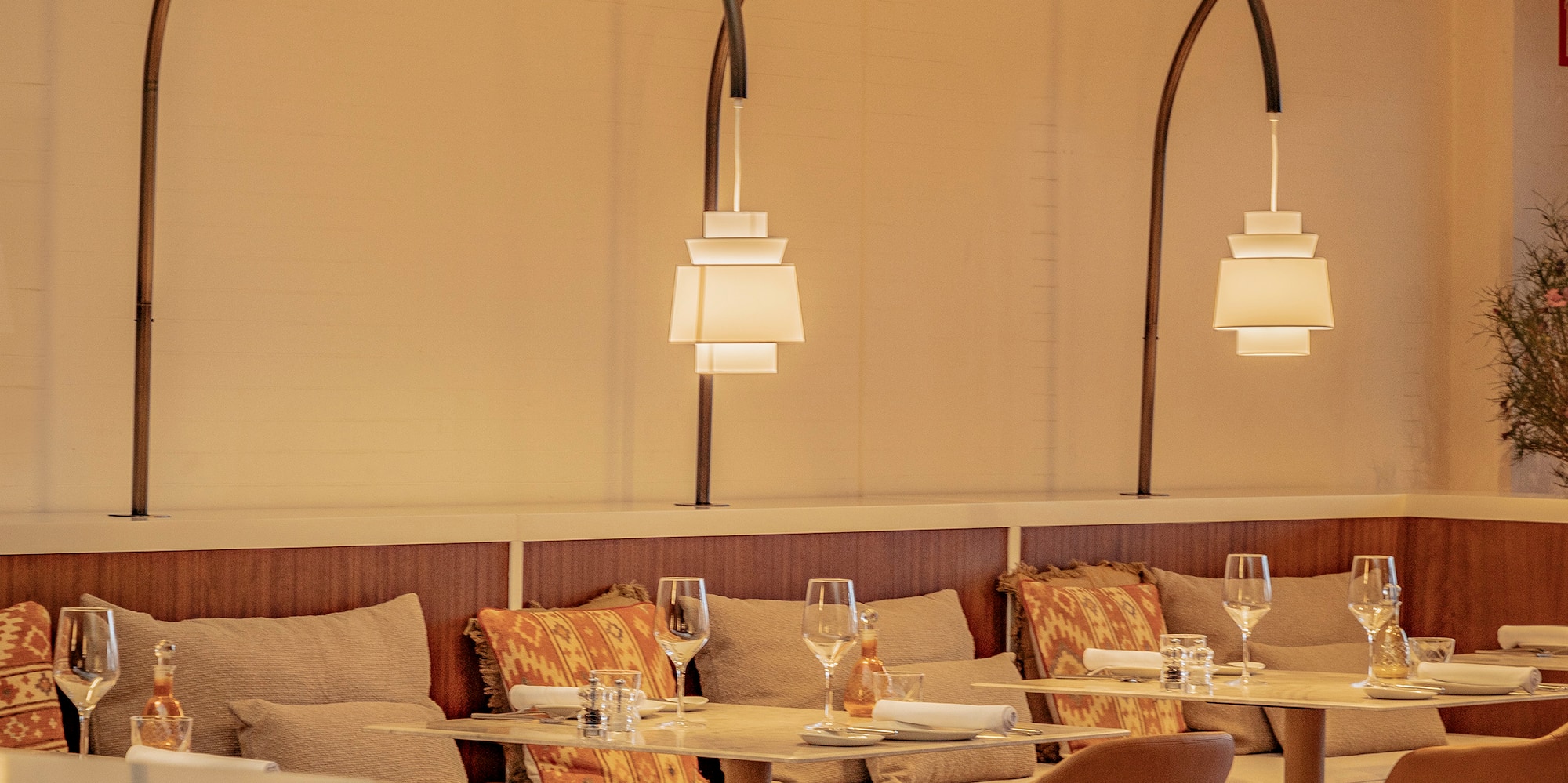 un ristorante con tavoli e sedie