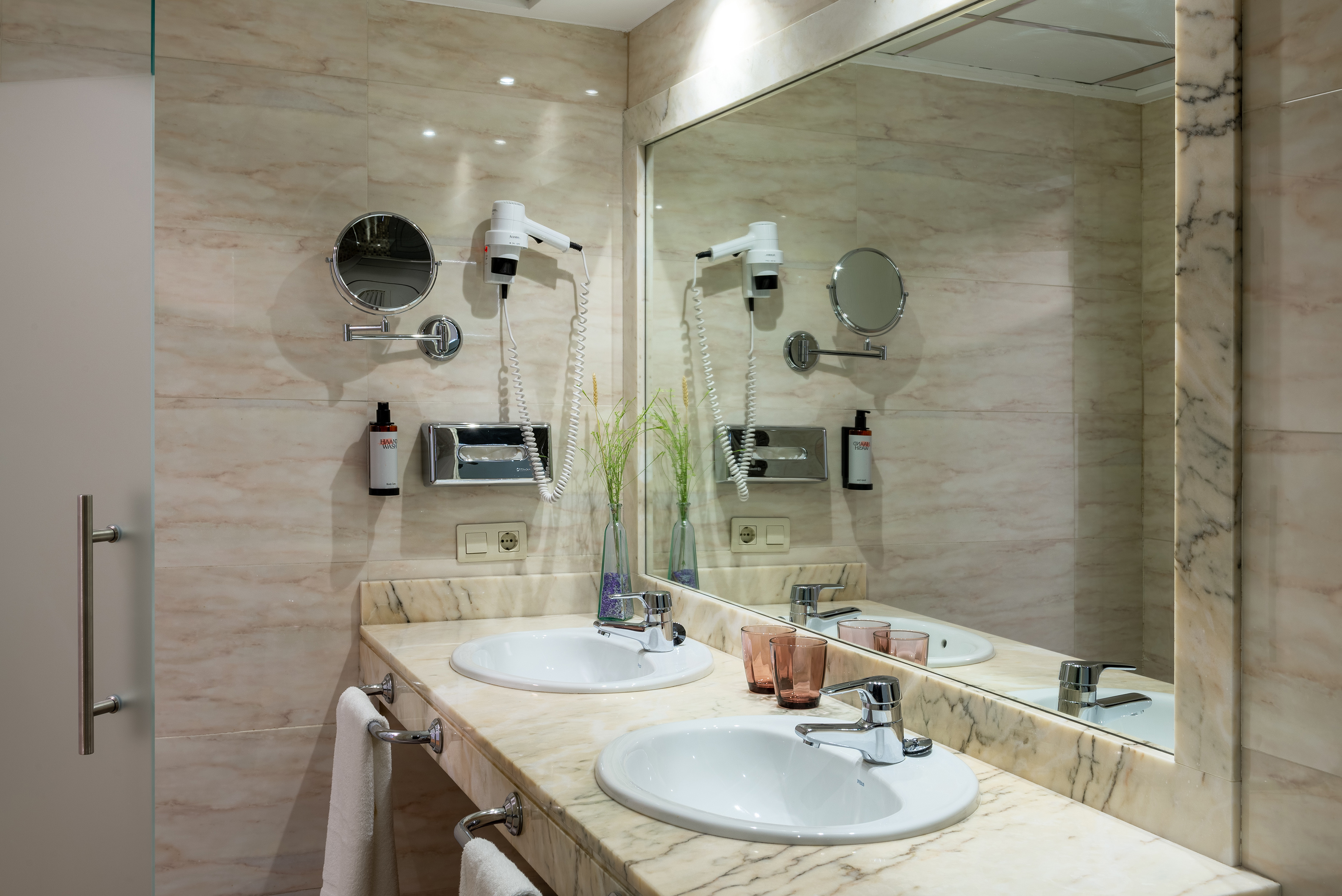 Hotel bathroom with marble double vanity, two sinks, mirror, and amenities. - Superior Room Queen-Size Bed - Hotel Elche Centro Affiliated by Meliá, Elche
