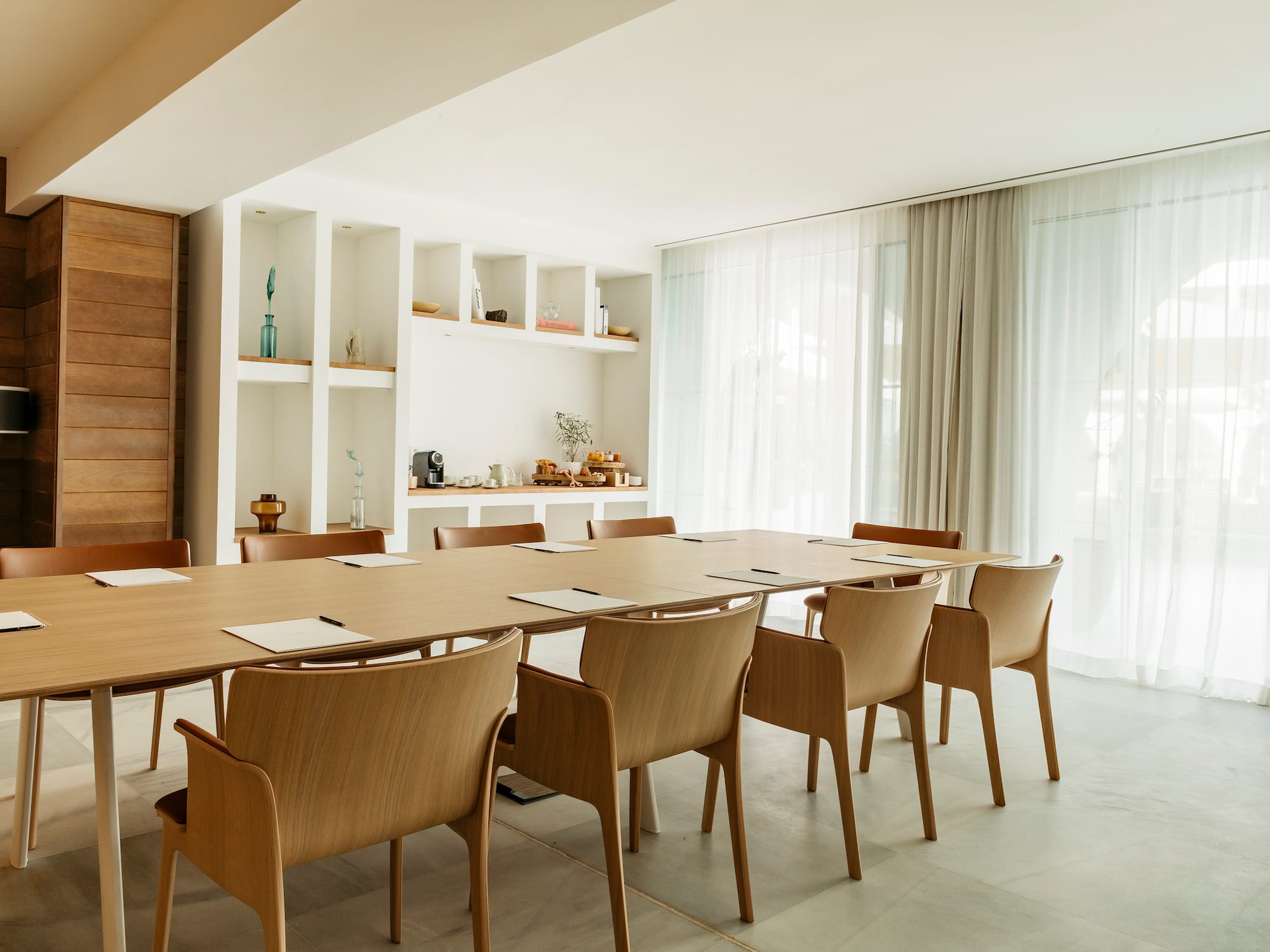 a room with a table and chairs.