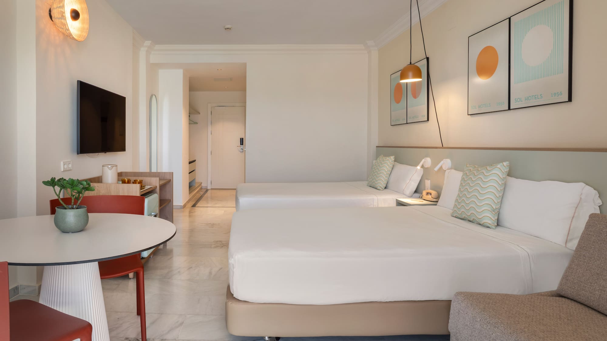 Habitación de hotel moderna con dos camas, decoración minimalista y suelo de mármol.
