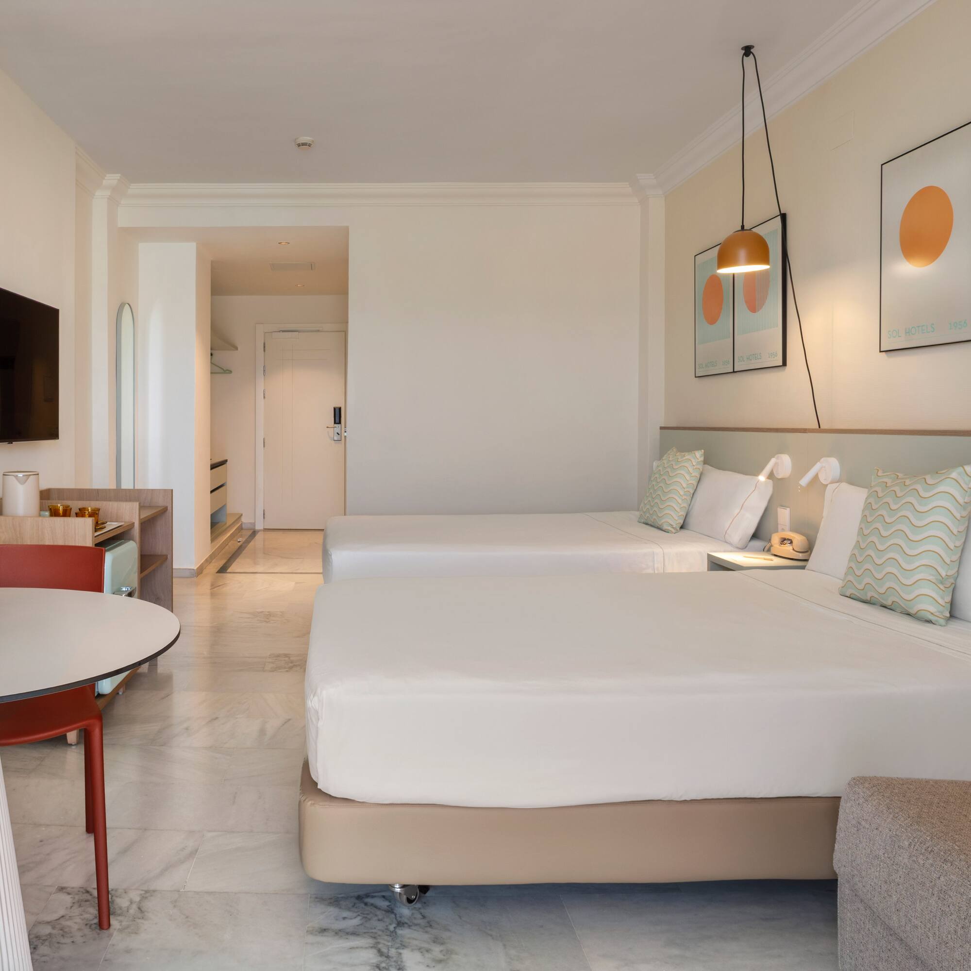 Habitación de hotel moderna con dos camas, decoración minimalista y suelo de mármol.