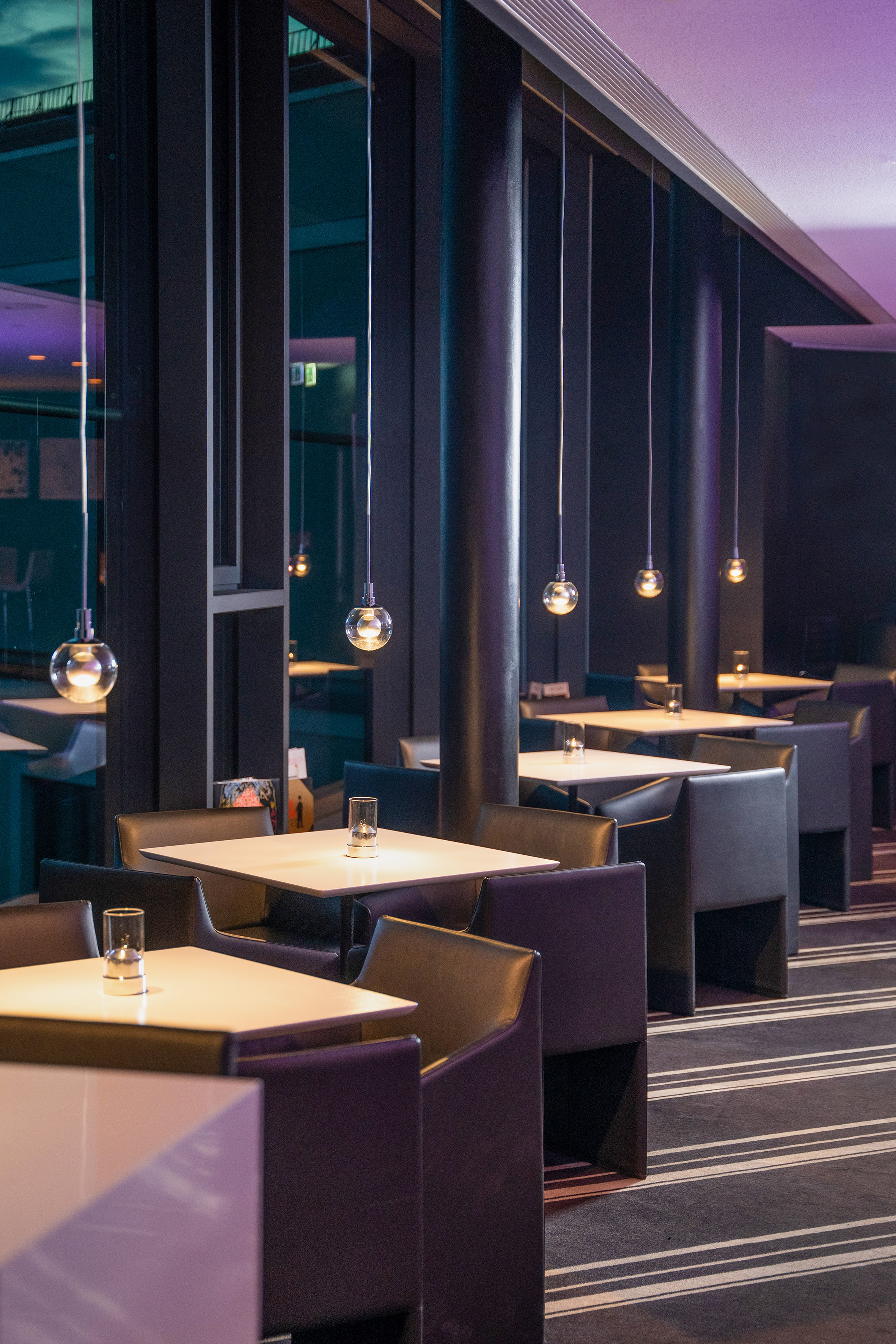 Modern restaurant with dark chairs, white tables, and globe pendant lights. - Twist Bar, Απεριτίφ - INNSiDE Dresden, Δρέσδη