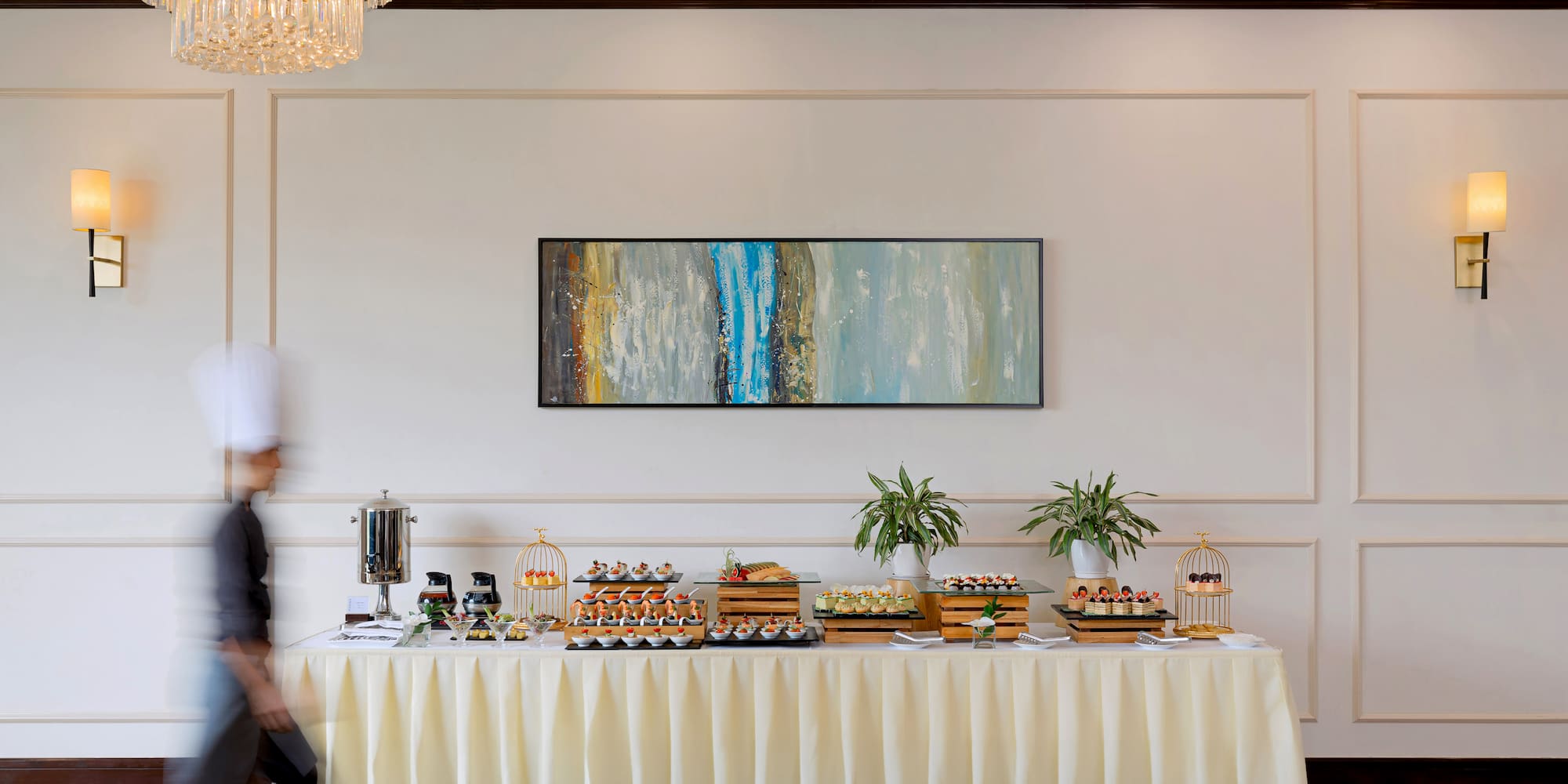 tòa nhà lớn có nhiều cửa sổ và một bãi đậu xe