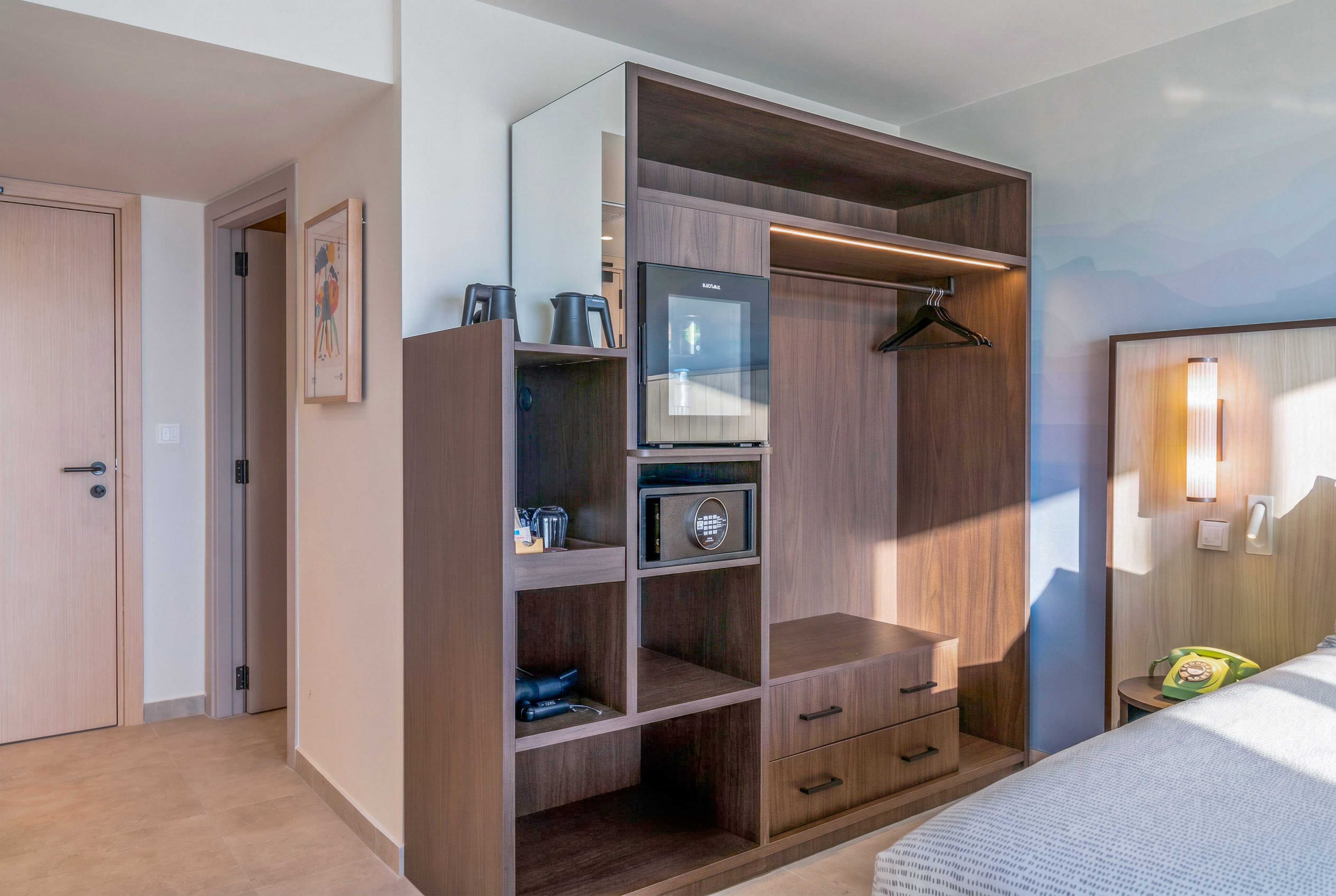 Modern hotel room with built-in dark wood wardrobe, mini-fridge, and safe. - The INNSiDE Room テラス付き - INNSiDE Bugibba, ブジッバ