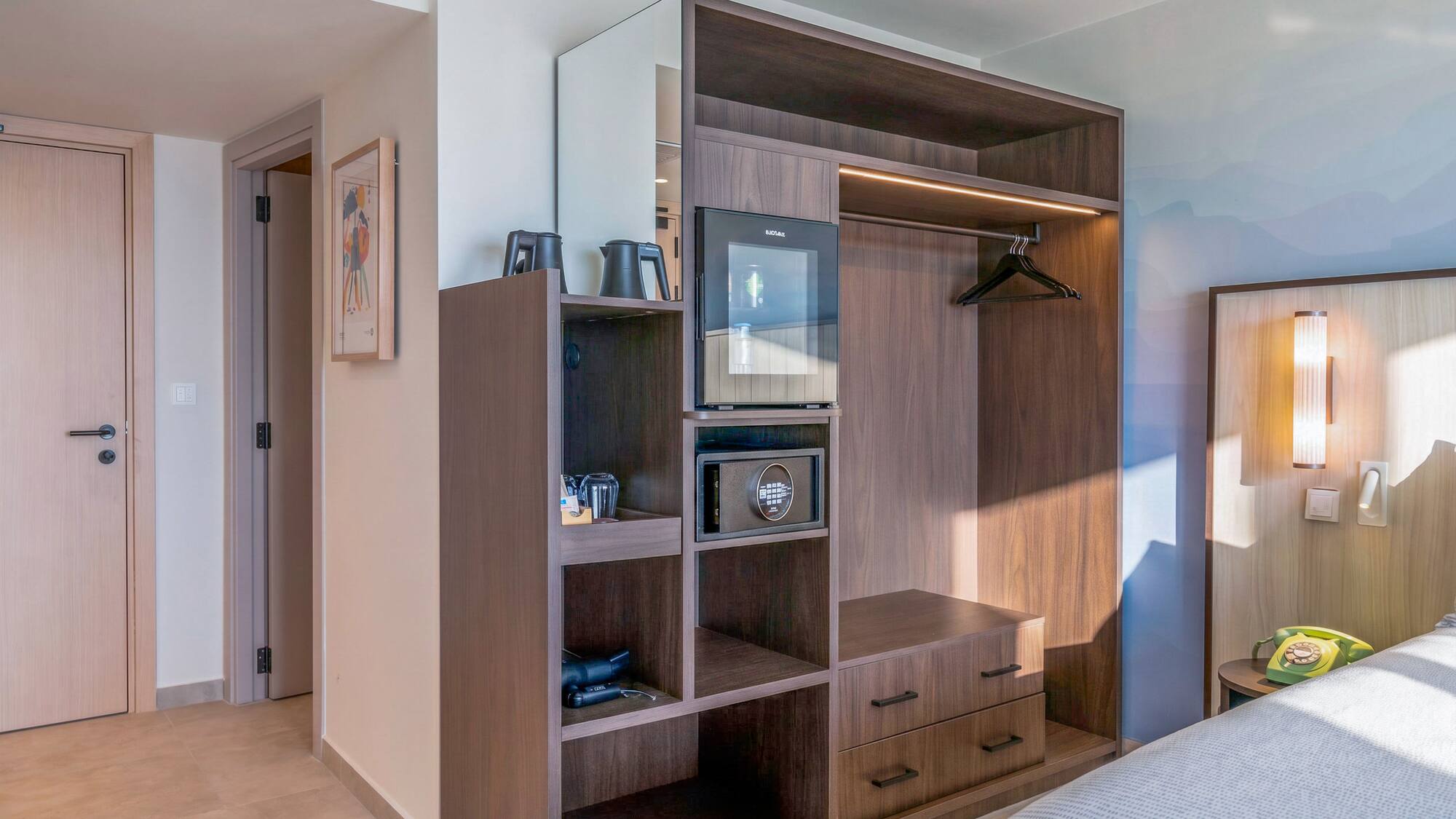 Modern hotel room with built-in dark wood wardrobe, mini-fridge, and safe. - The INNSiDE Room テラス付き - INNSiDE Bugibba, ブジッバ