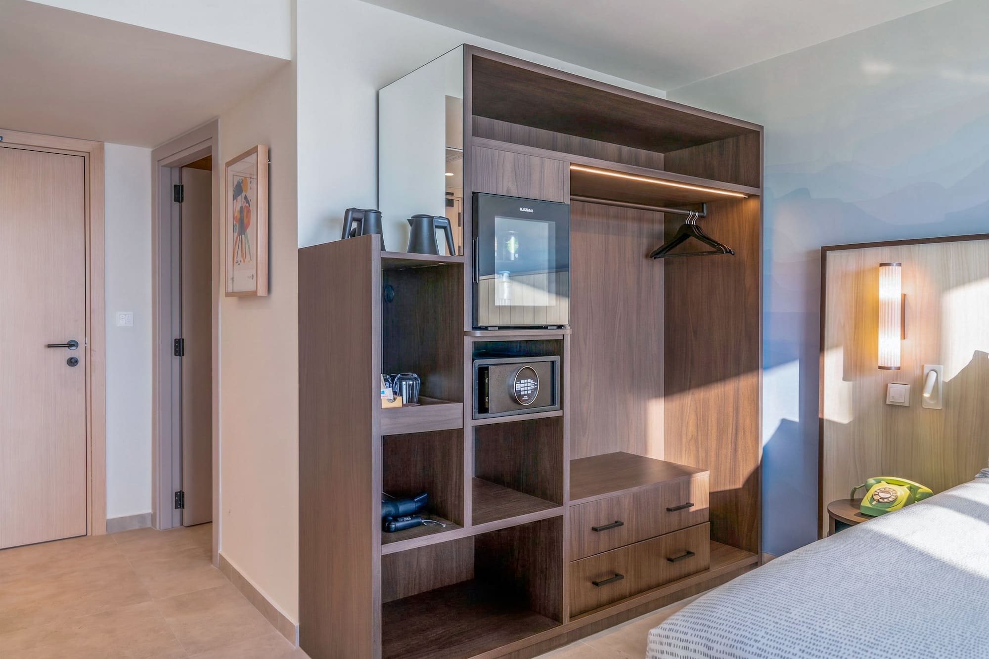 Modern hotel room with built-in dark wood wardrobe, mini-fridge, and safe. - The INNSiDE Room me tarracë - INNSiDE Bugibba, Bugibba