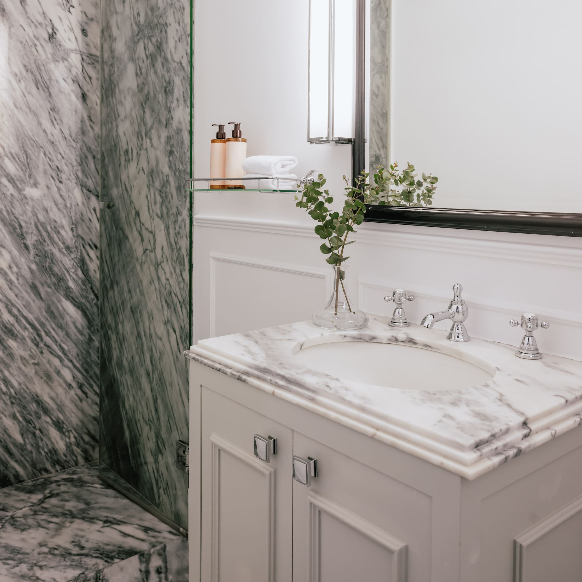 Luxury bathroom with marble shower, white vanity, mirror, and chrome faucet. - Cosy Room - MiM Ibiza Meliá Collection, إيبيزا