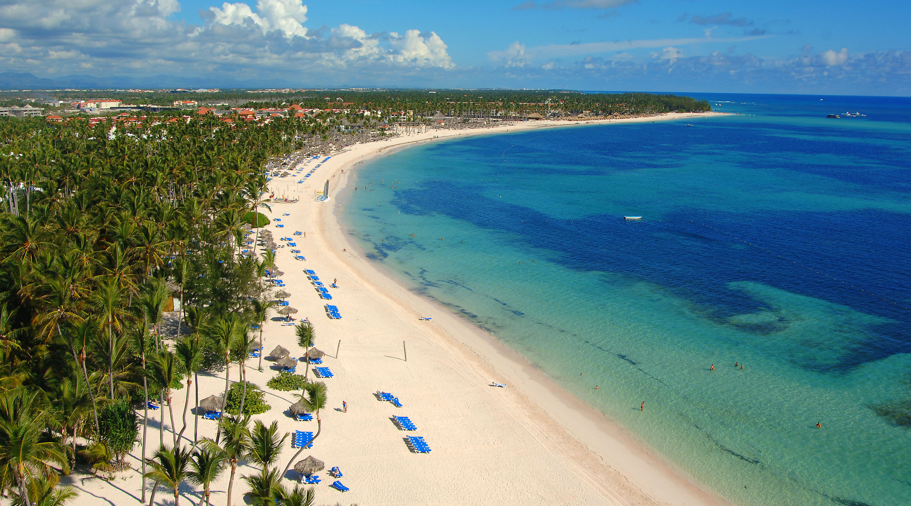 Playa Punta Cana: arena blanca, palmeras, mar azul turquesa y tumbonas.