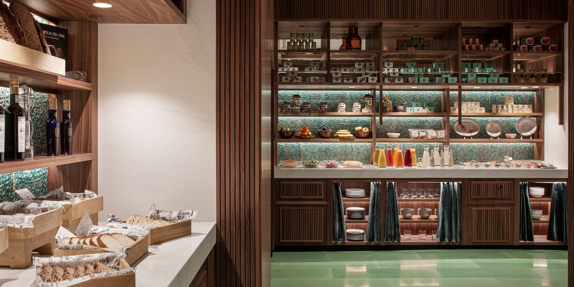 o cameră cu rafturi și rafturi pentru alimente