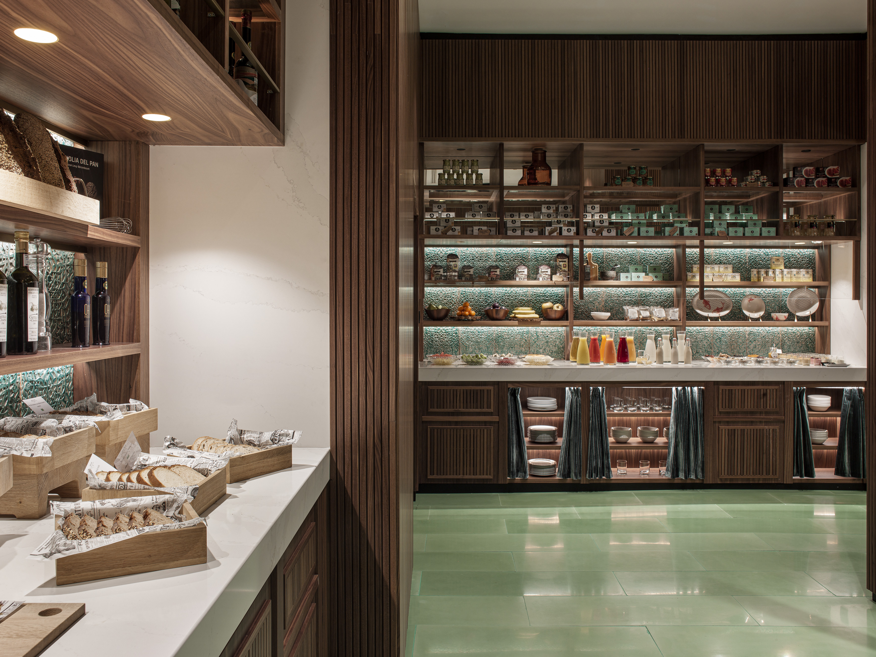 o cameră cu rafturi și rafturi pentru alimente