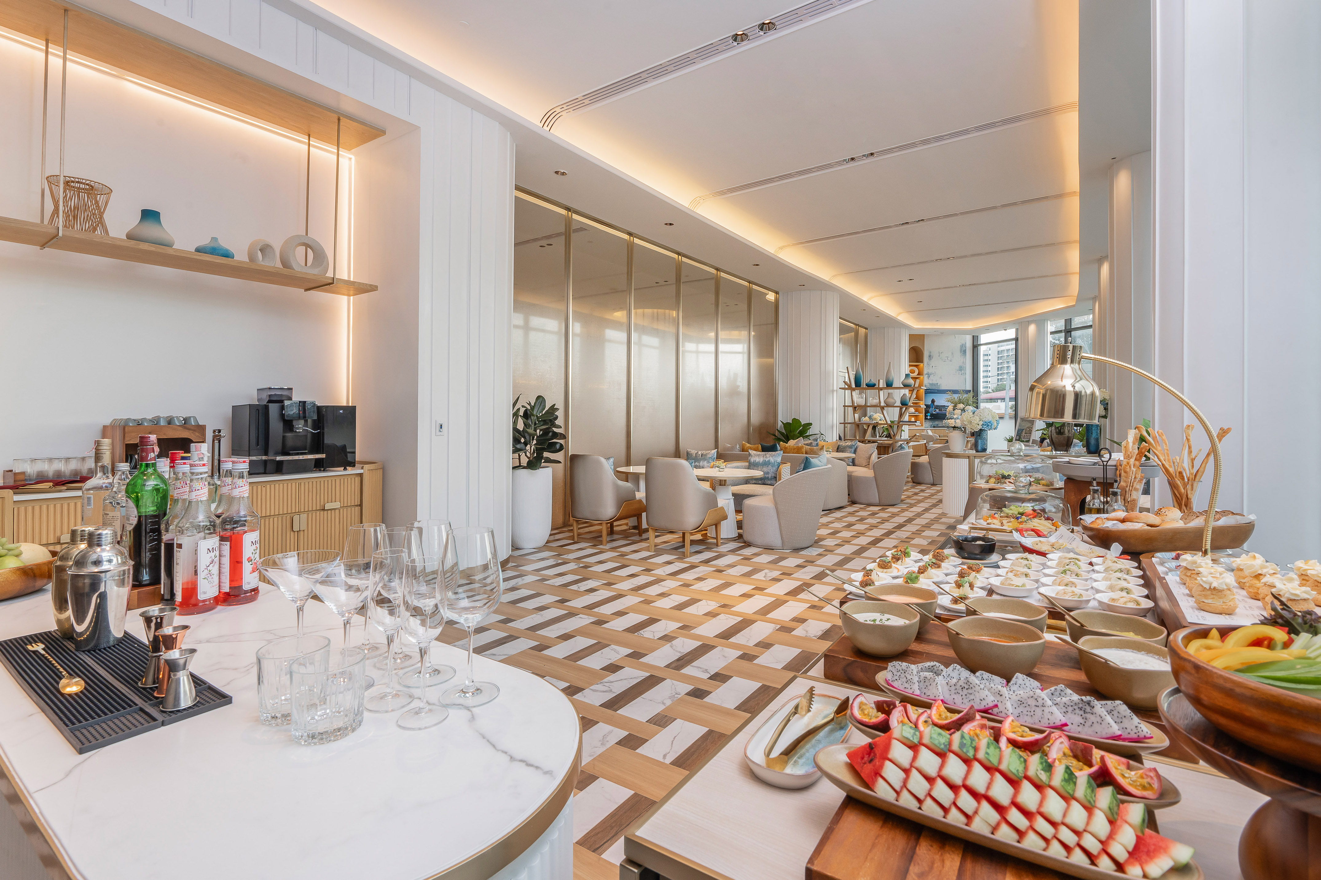 Modern hotel lounge with a fresh buffet, cocktail bar, and stylish seating. - Hãy để bản thân đắm mình trong thế giới xa hoa cùng tiện nghi độc quyền - Meliá Pattaya Hotel, Pattaya