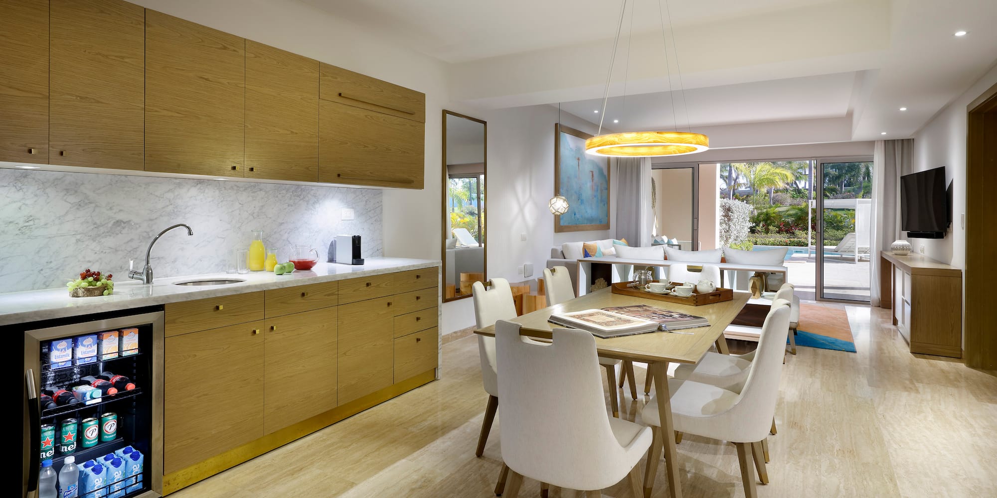 een eetkamer met een tafel en stoelen