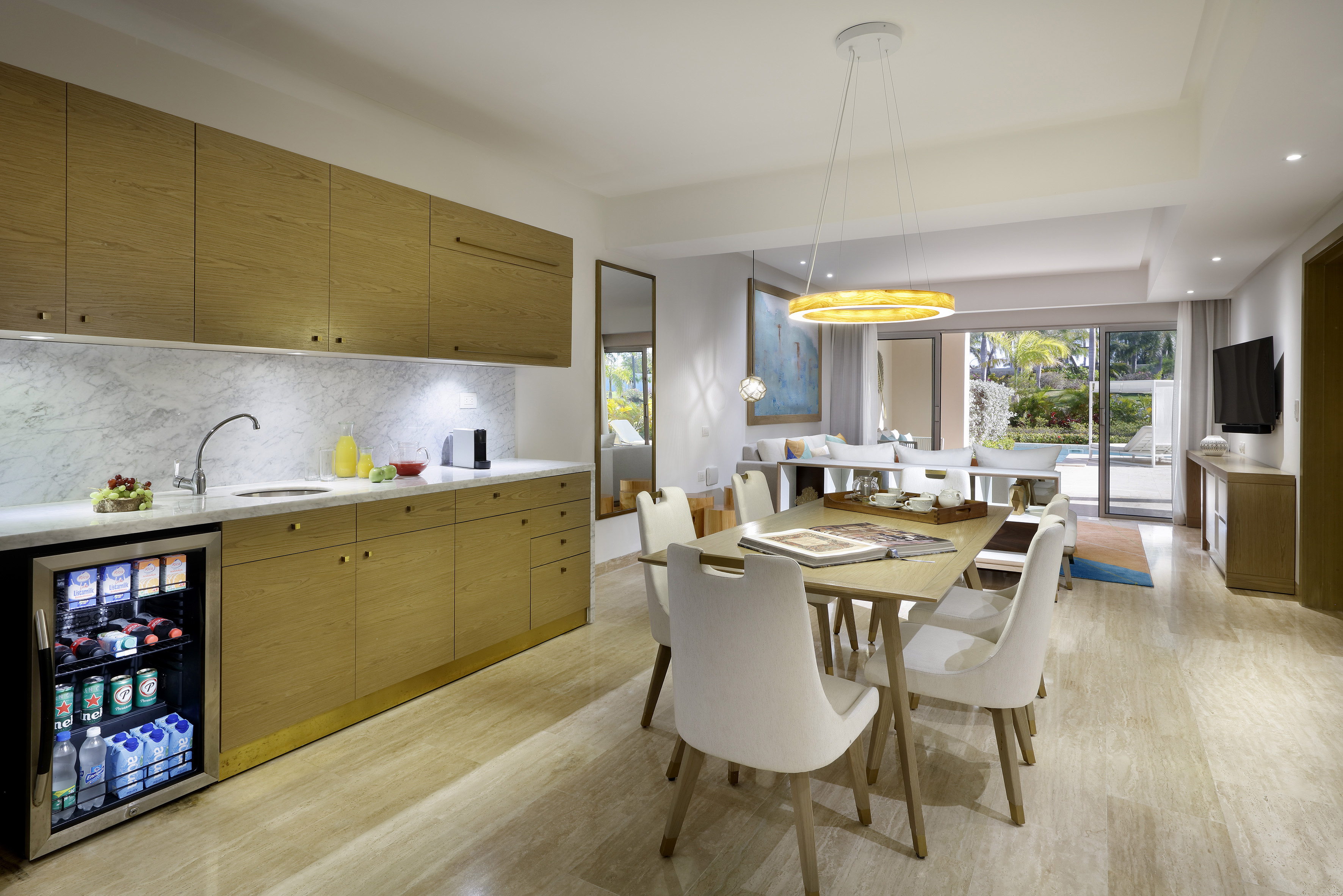 een eetkamer met een tafel en stoelen