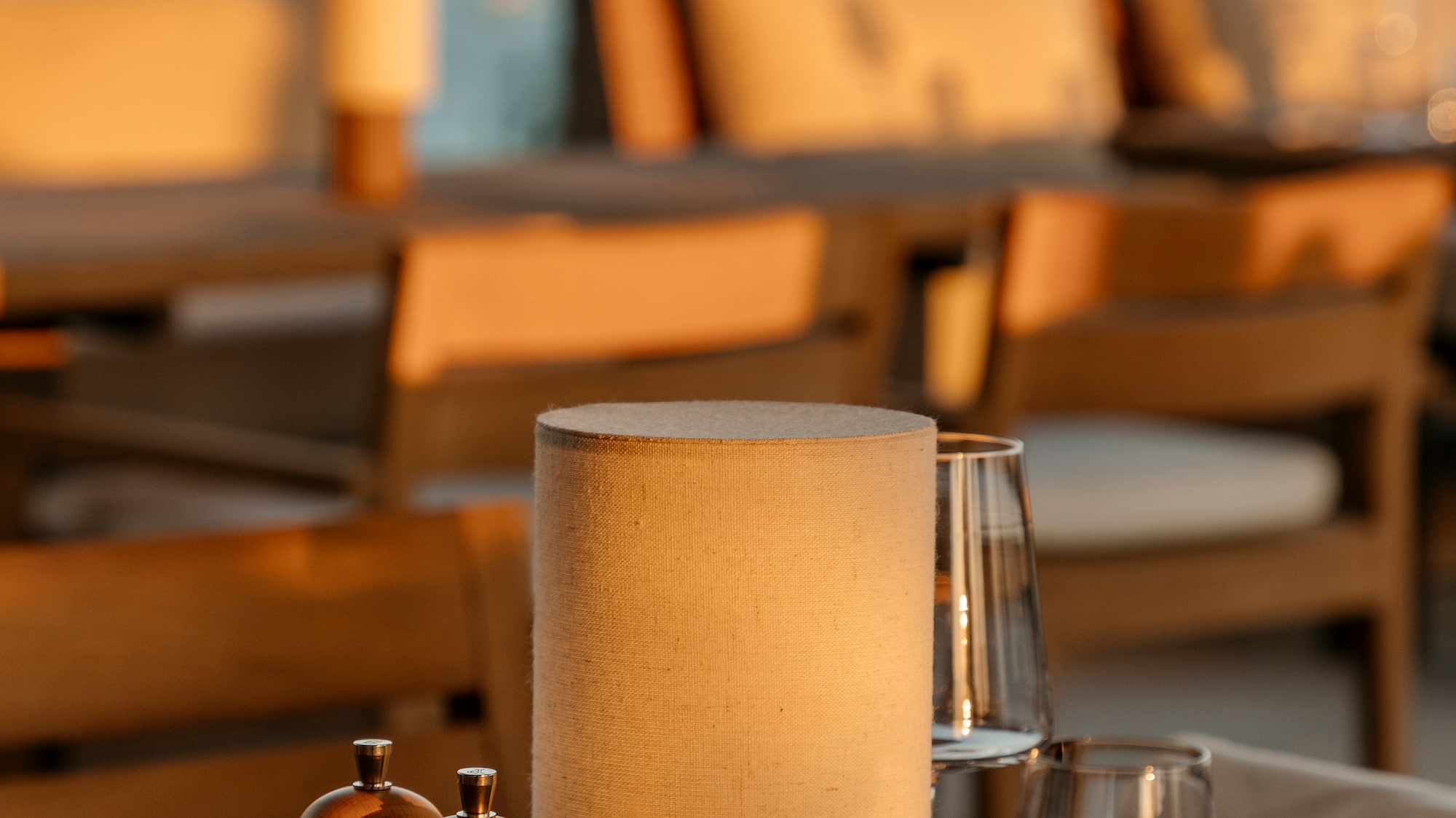 a table with a lamp and glasses on it