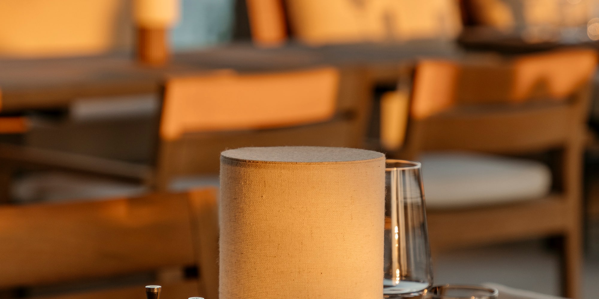 a table with a lamp and glasses on it