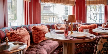 a table with wine glasses and a lamp on it