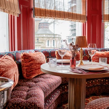 uma mesa com pratos e copos