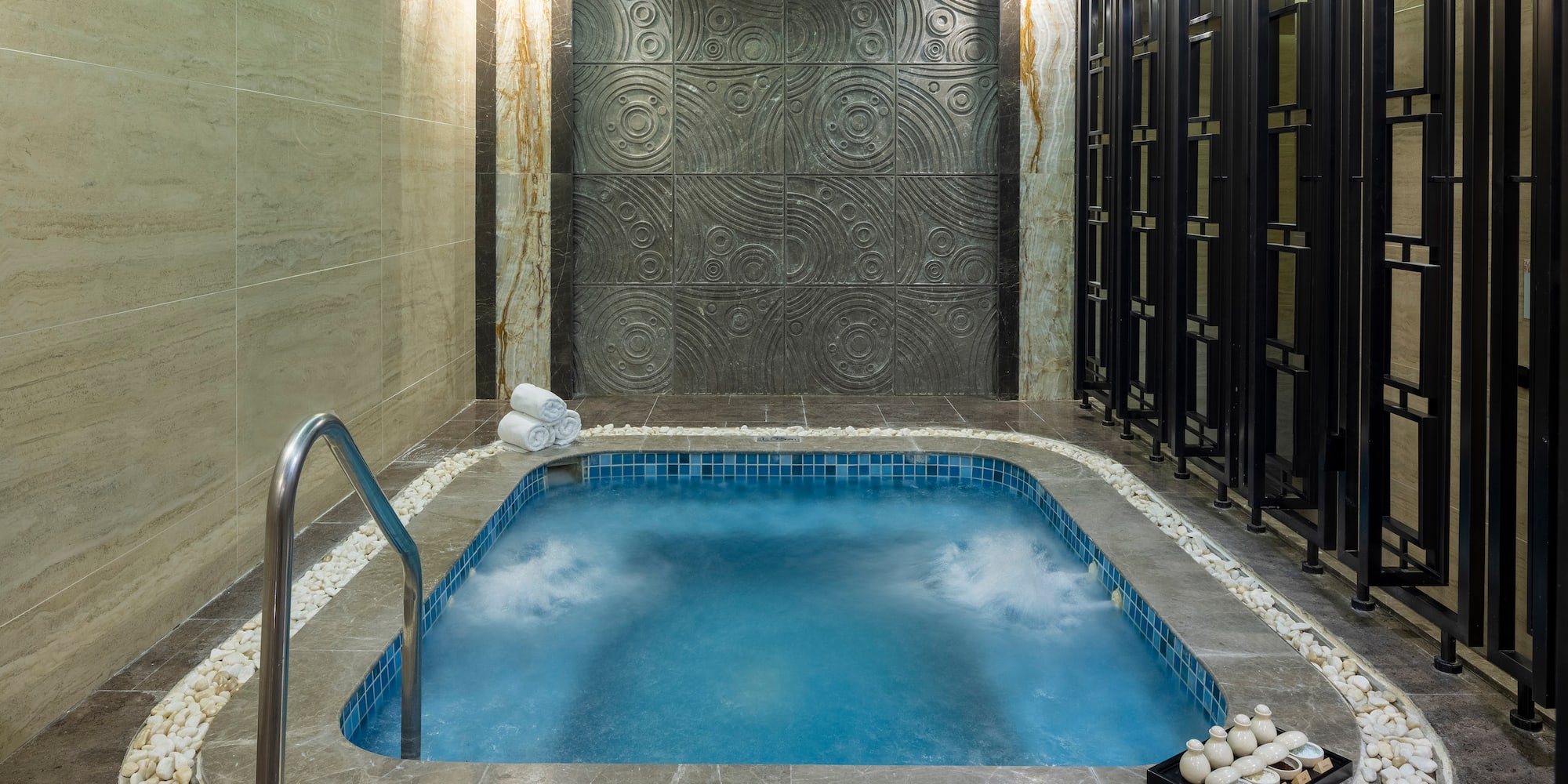 uma pequena banheira de hidromassagem interna