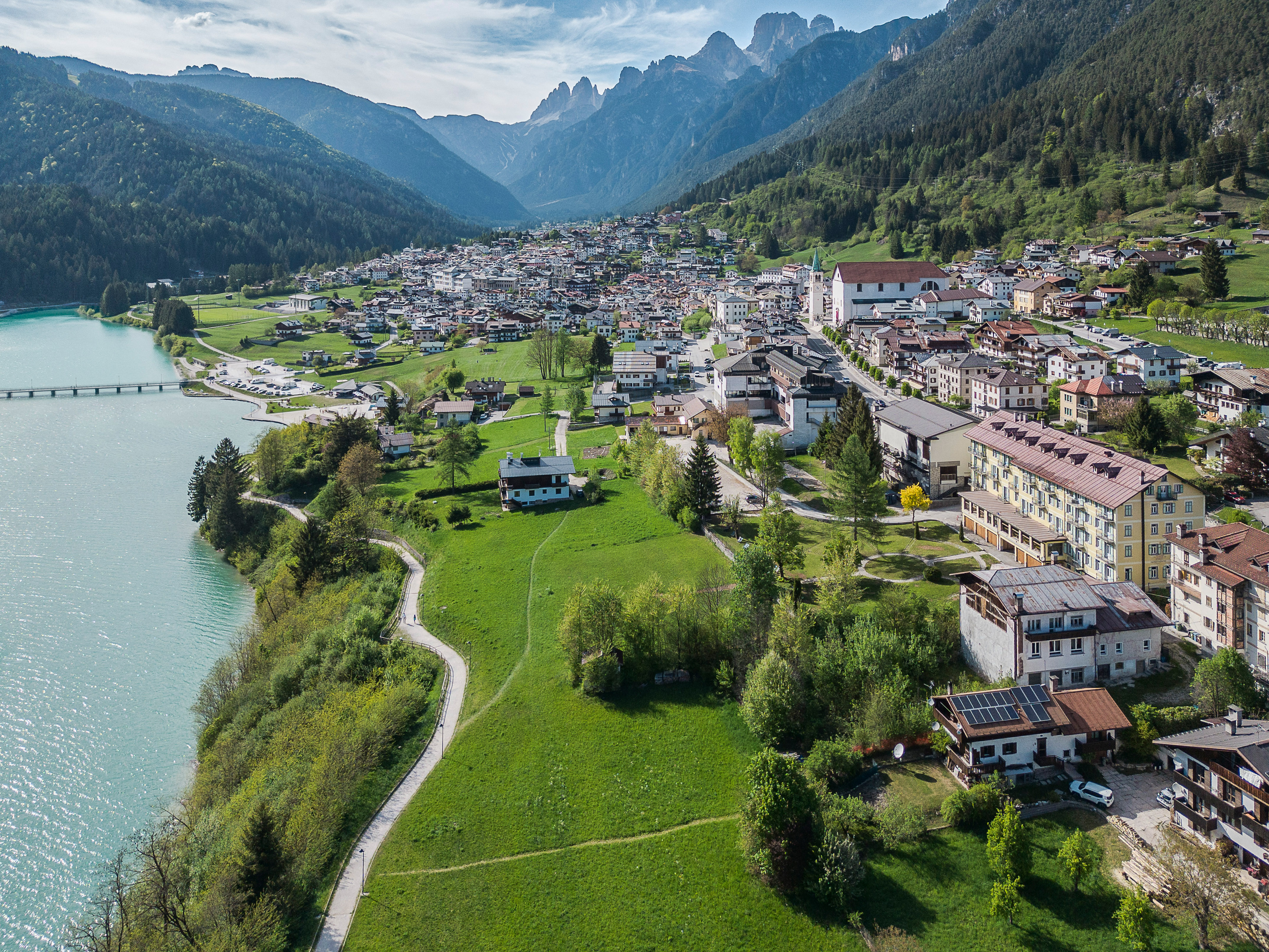 Auronzo di Cadore: Alpine village, turquoise lake, and towering Dolomites peaks.