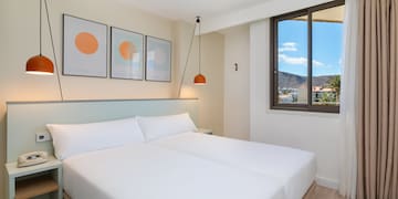 une chambre avec un lit et une table