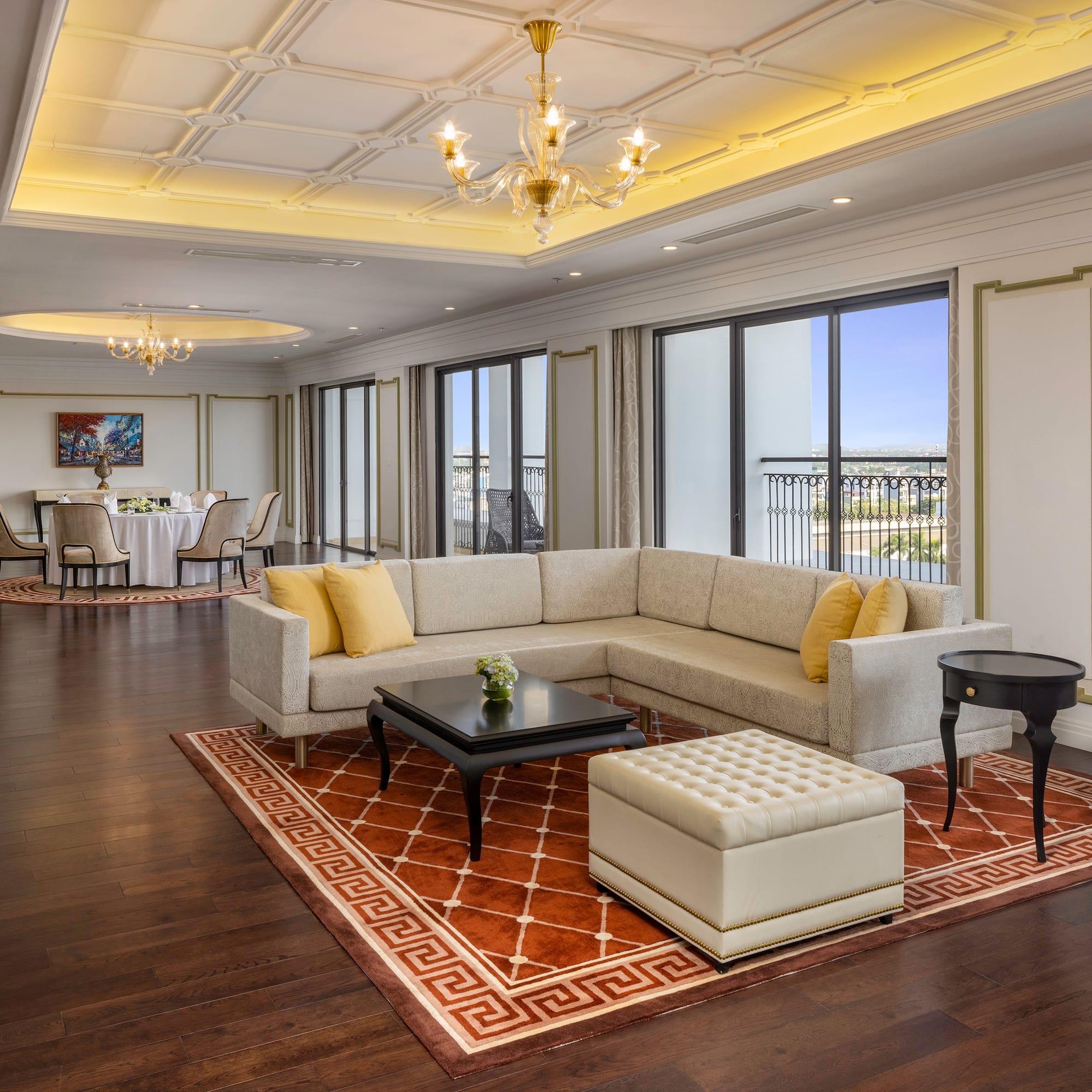 un salon avec un canapé et une table