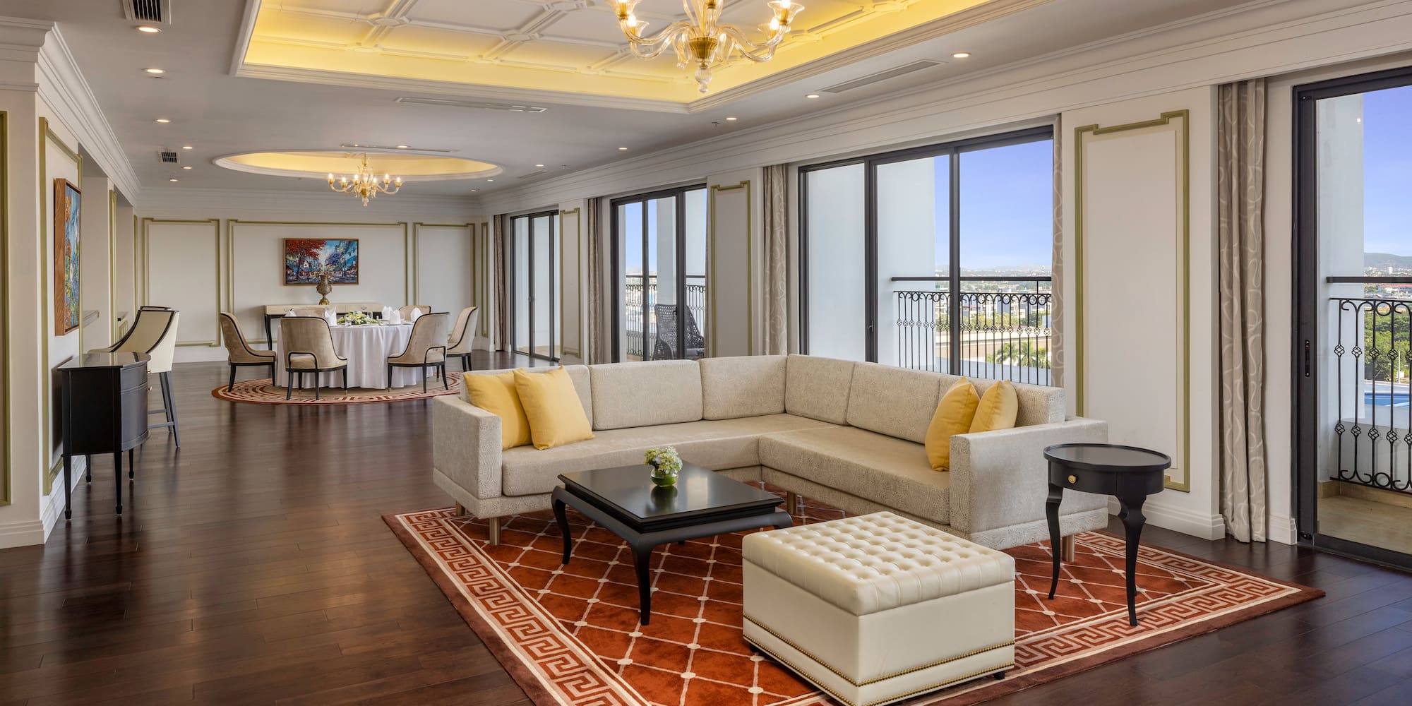 uma sala de estar com um sofá e uma mesa