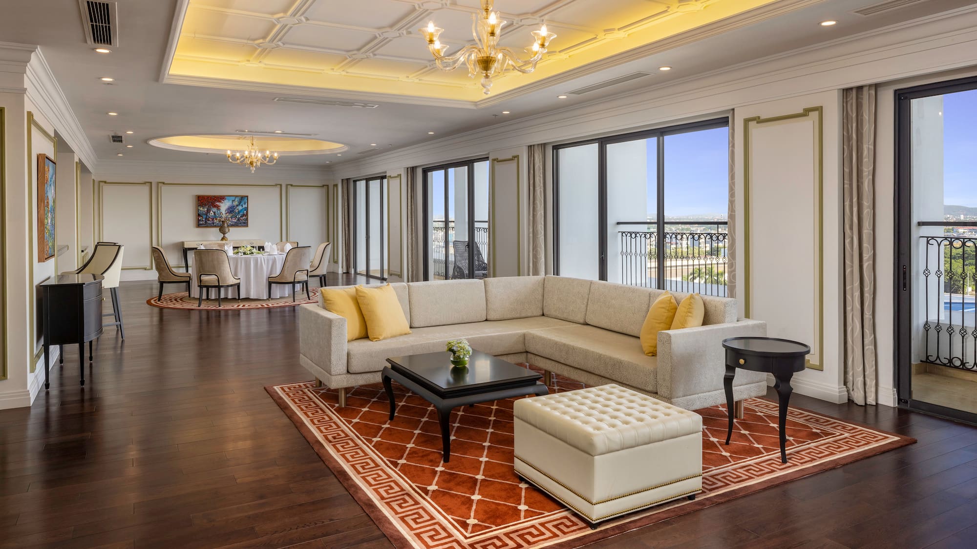 uma sala de estar com um sofá e uma mesa