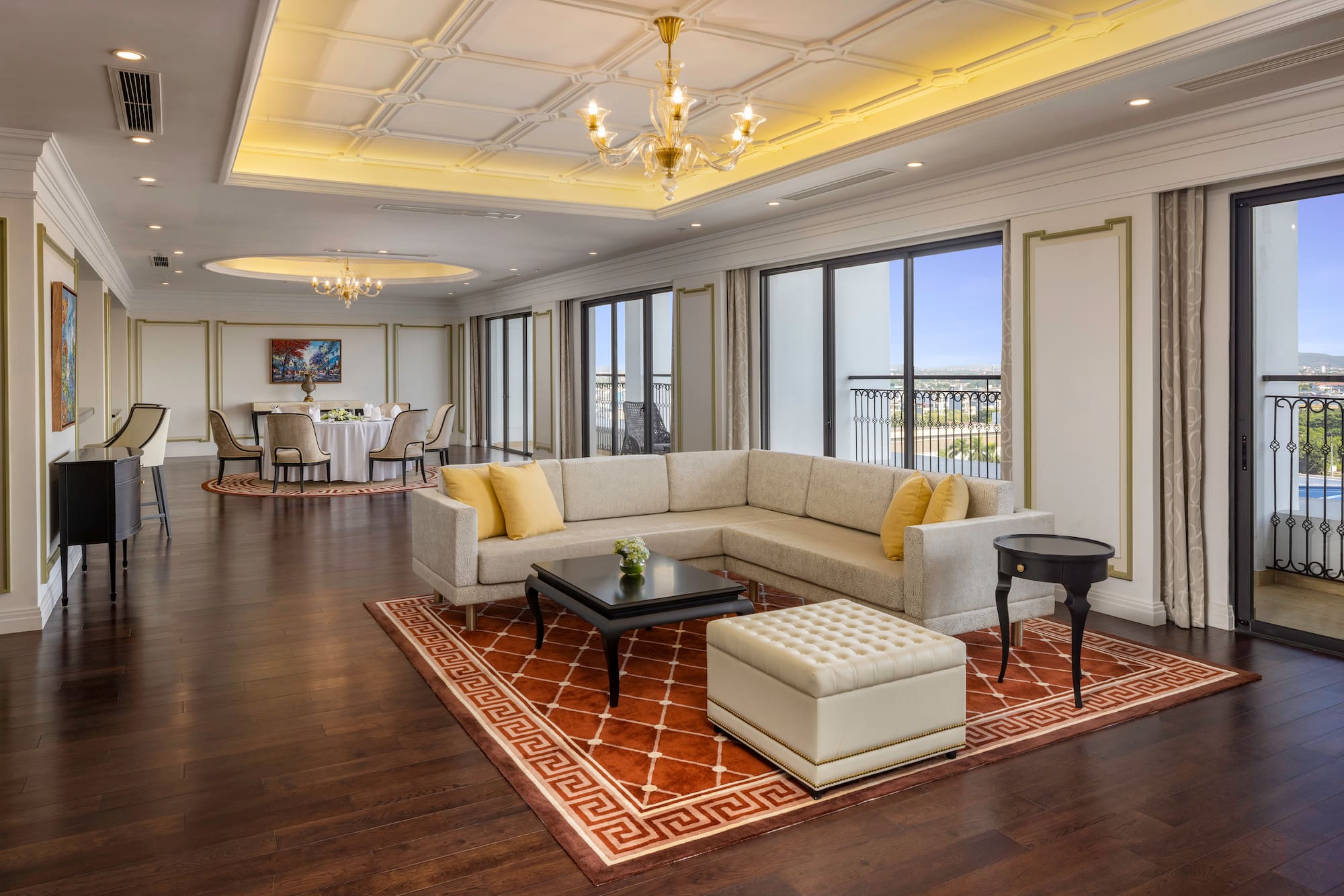 phòng khách có ghế dài và bàn