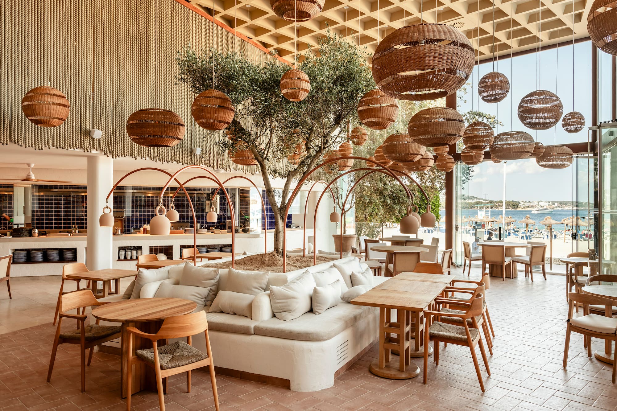 ein Zimmer mit Baum und Stühlen