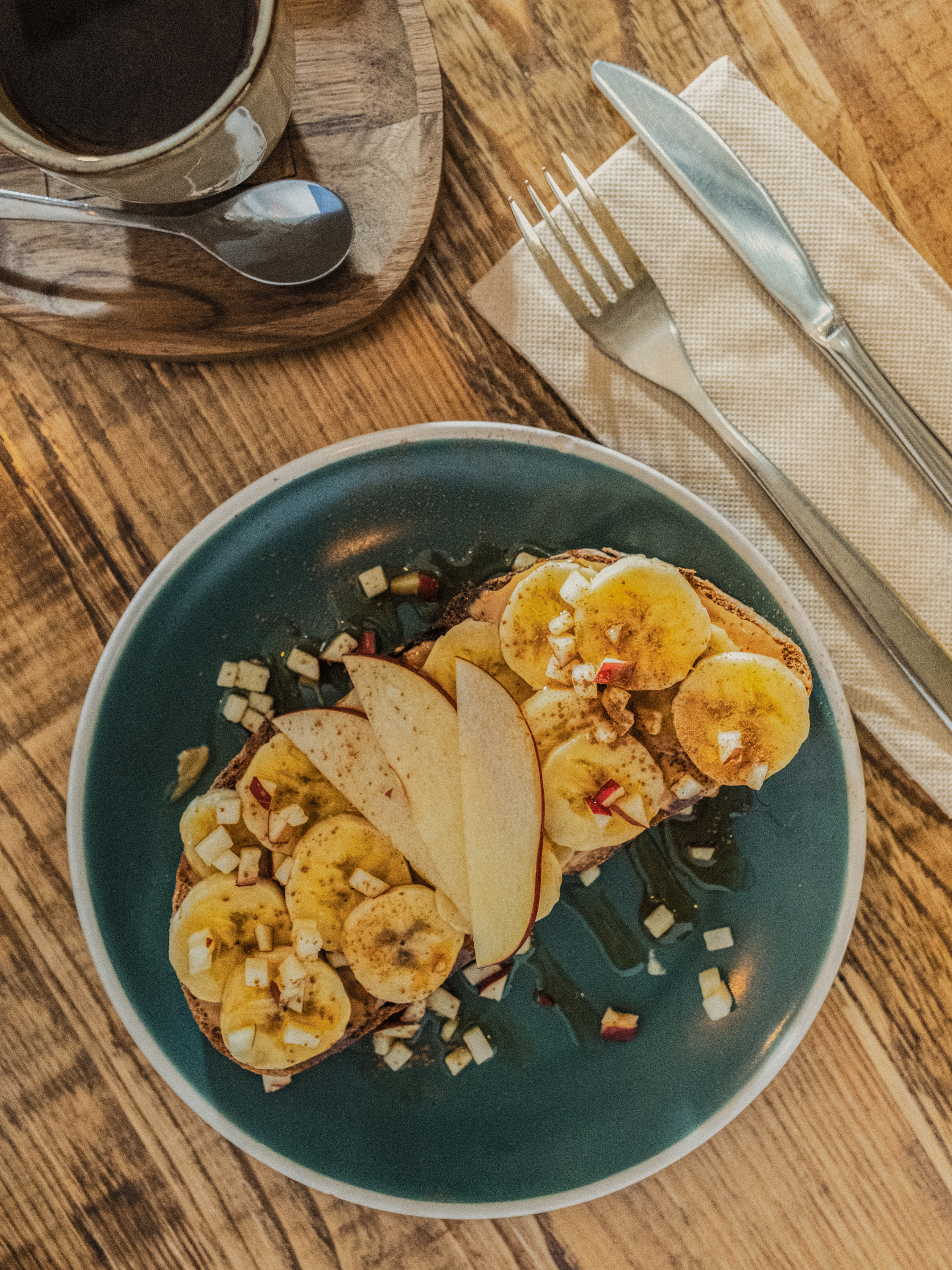a plate of food with bananas and apples on it