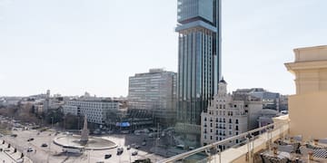 شارع المدينة مع النافورة والمباني