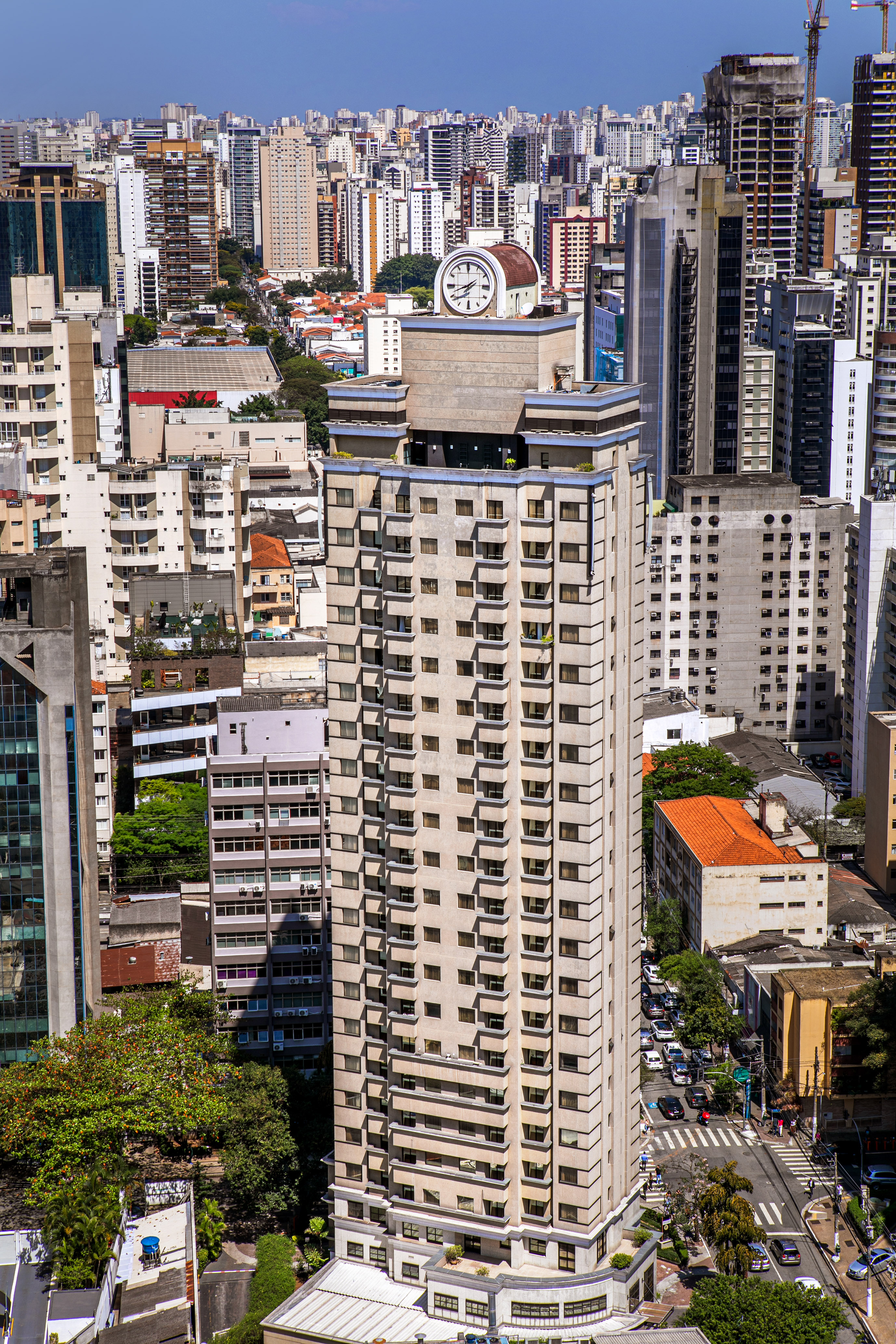 São Paulo high-rise building with a rooftop clock in urban landscape.