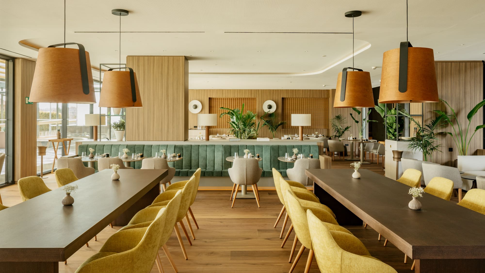 ein Pool mit Stühlen und Bäumen im Hintergrund