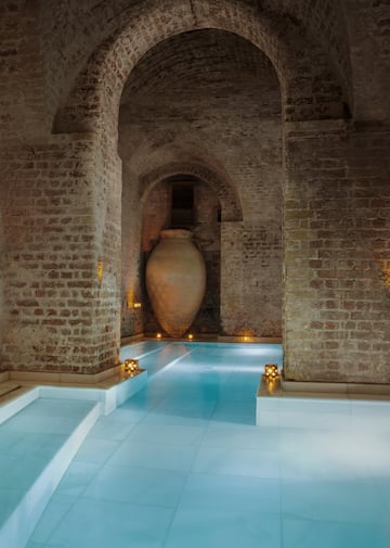 a large pot in a pool