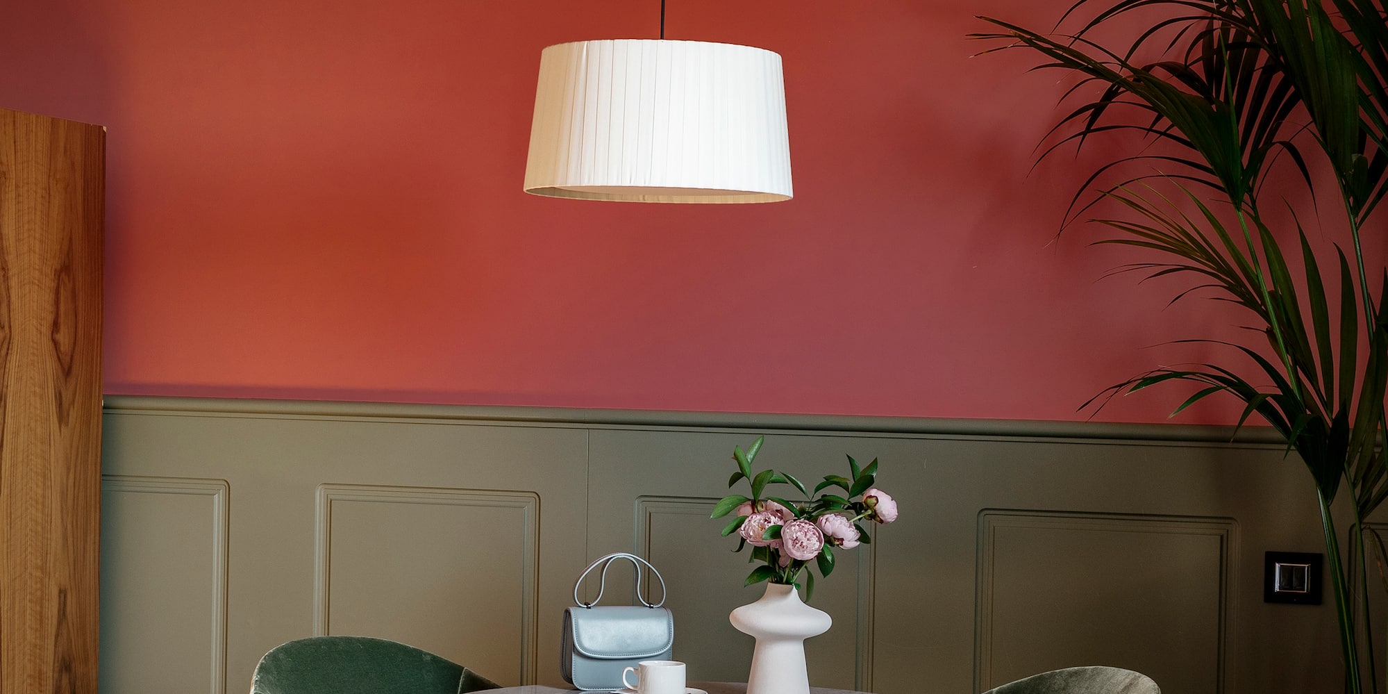 a table with chairs and a lamp