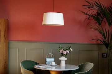 a table with chairs and a lamp