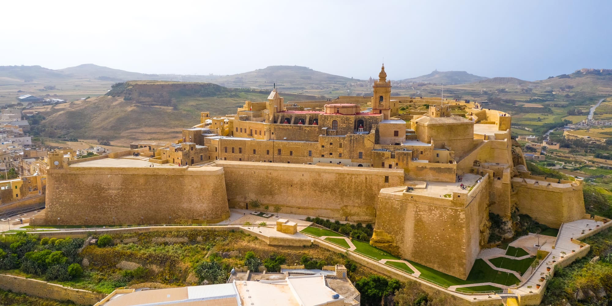 Ciudadela de Victoria en Gozo, Malta, vista aérea con muros y paisaje rural.
