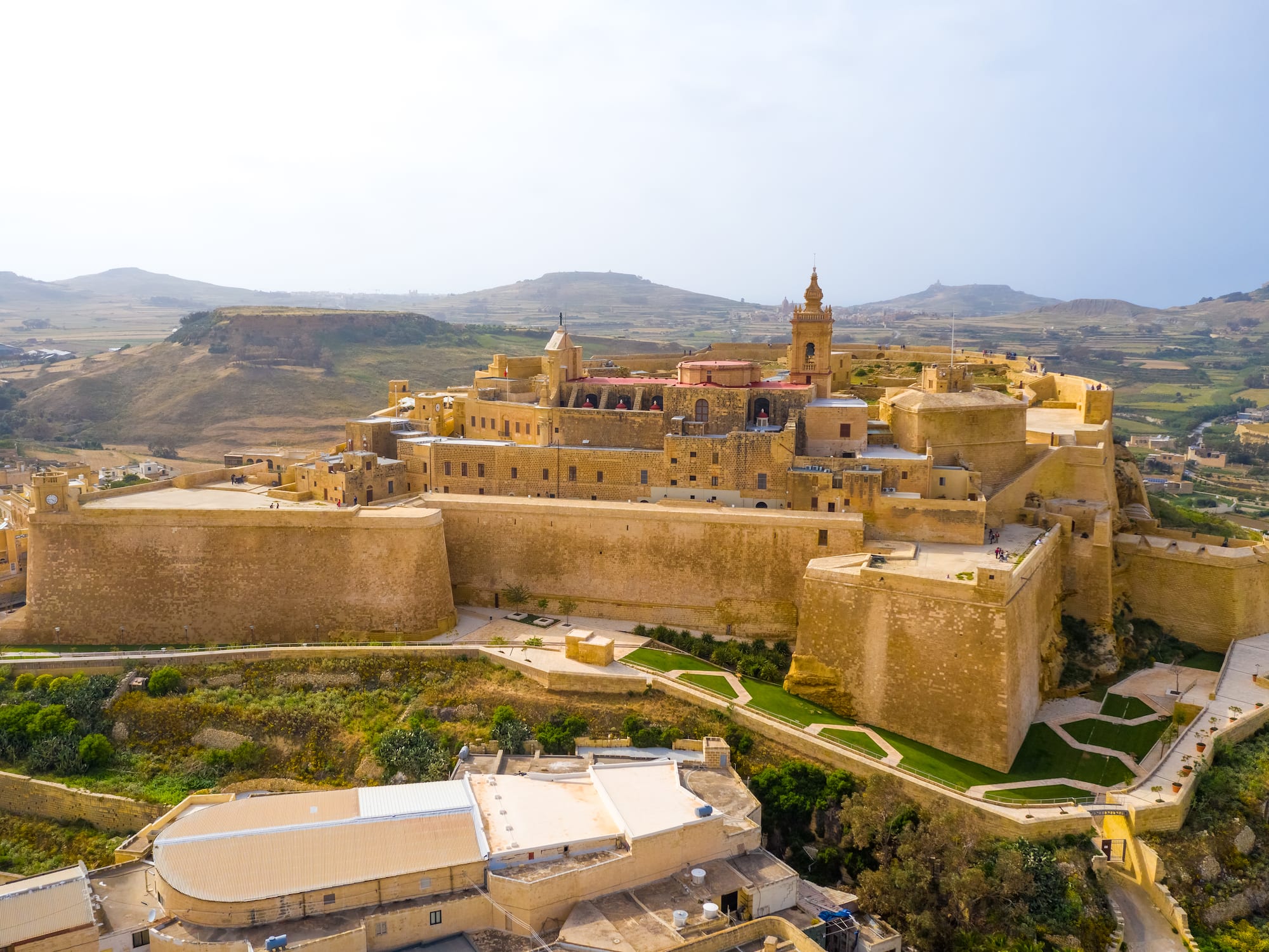 Ciudadela de Victoria en Gozo, Malta, vista aérea con muros y paisaje rural.