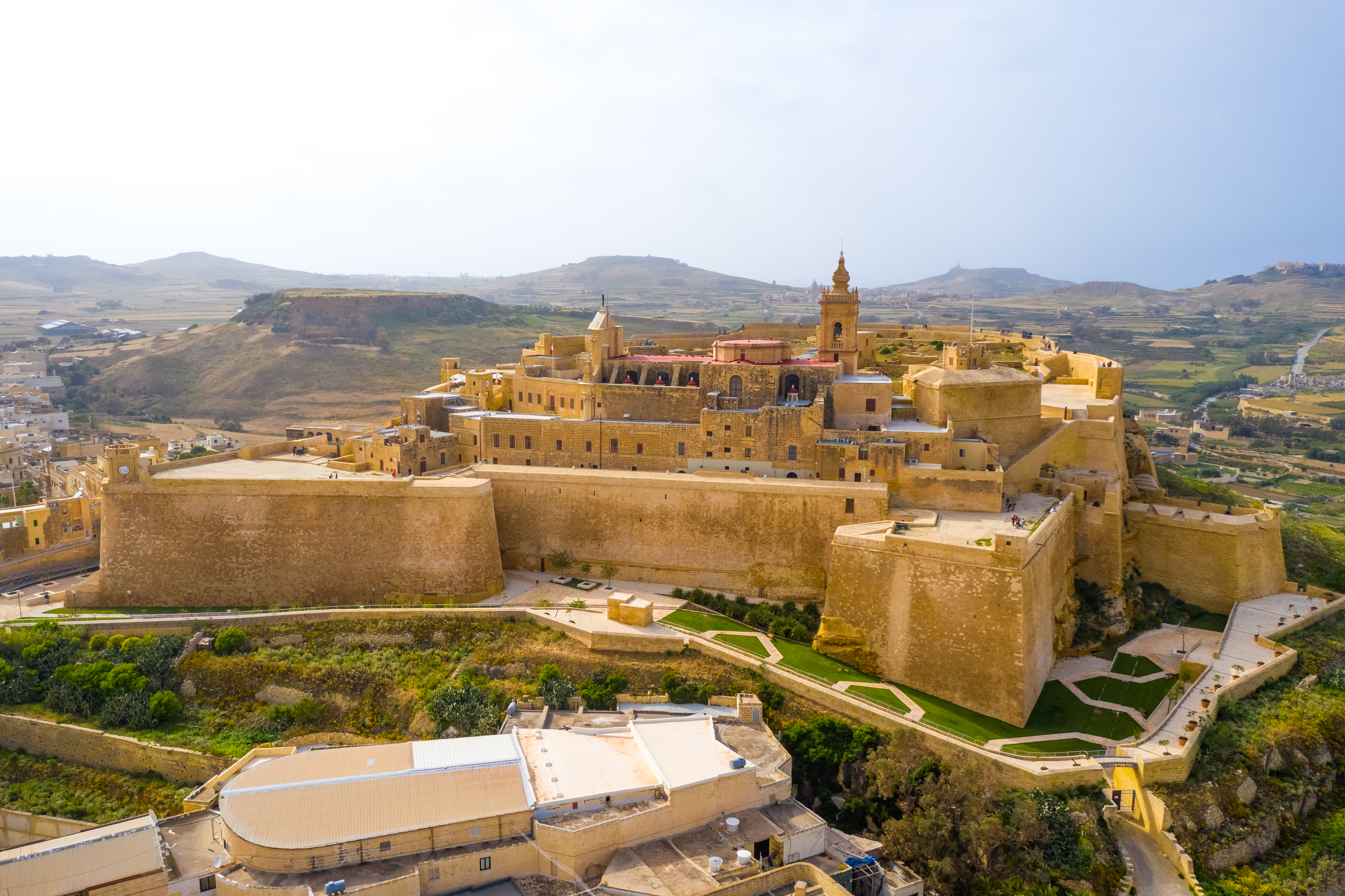 Ciudadela de Victoria en Gozo, Malta, vista aérea con muros y paisaje rural.