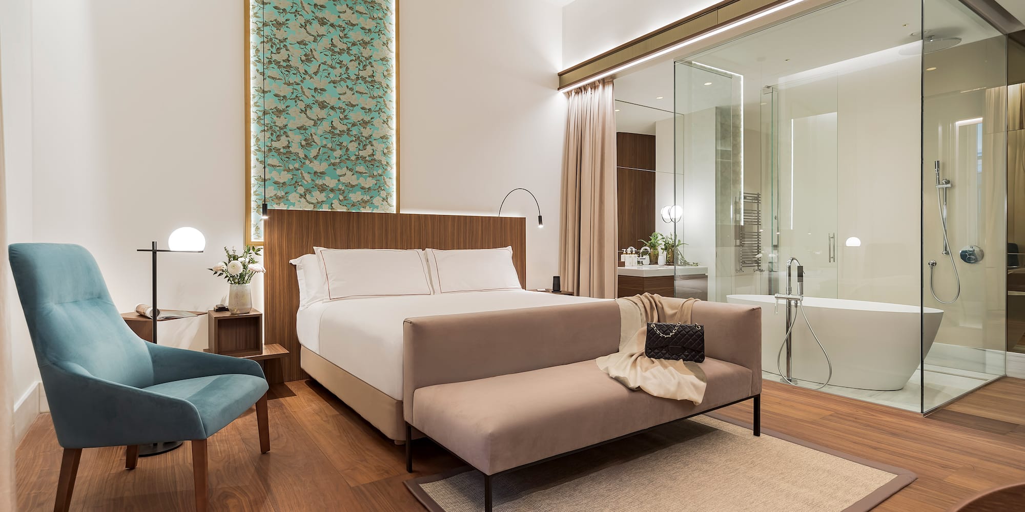 Junior Suite a bedroom with a bed and a open bathtub from the Luxury Hotel Palazzo Cordusio Gran Melia