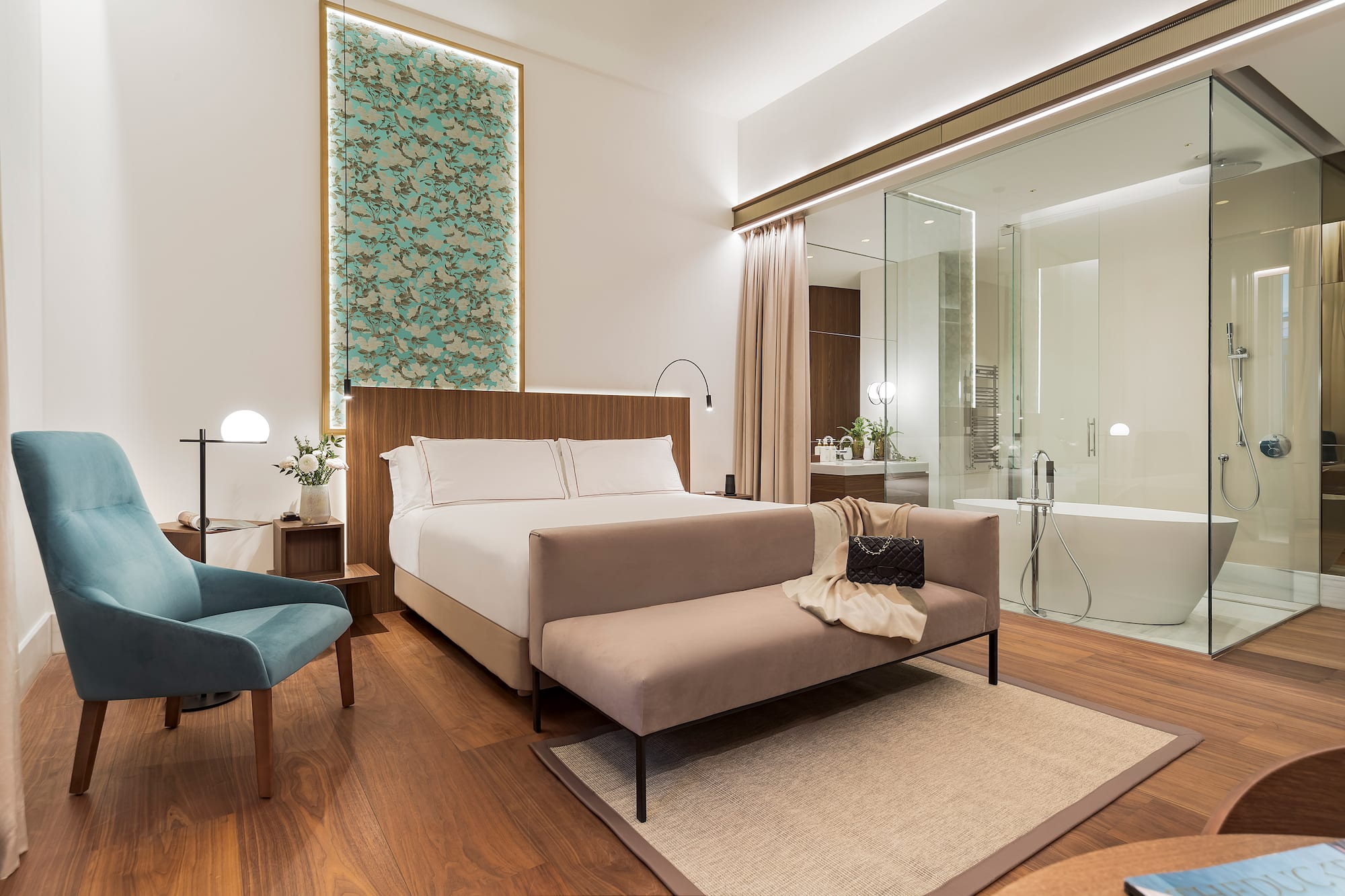 Junior Suite a bedroom with a bed and a open bathtub from the Luxury Hotel Palazzo Cordusio Gran Melia