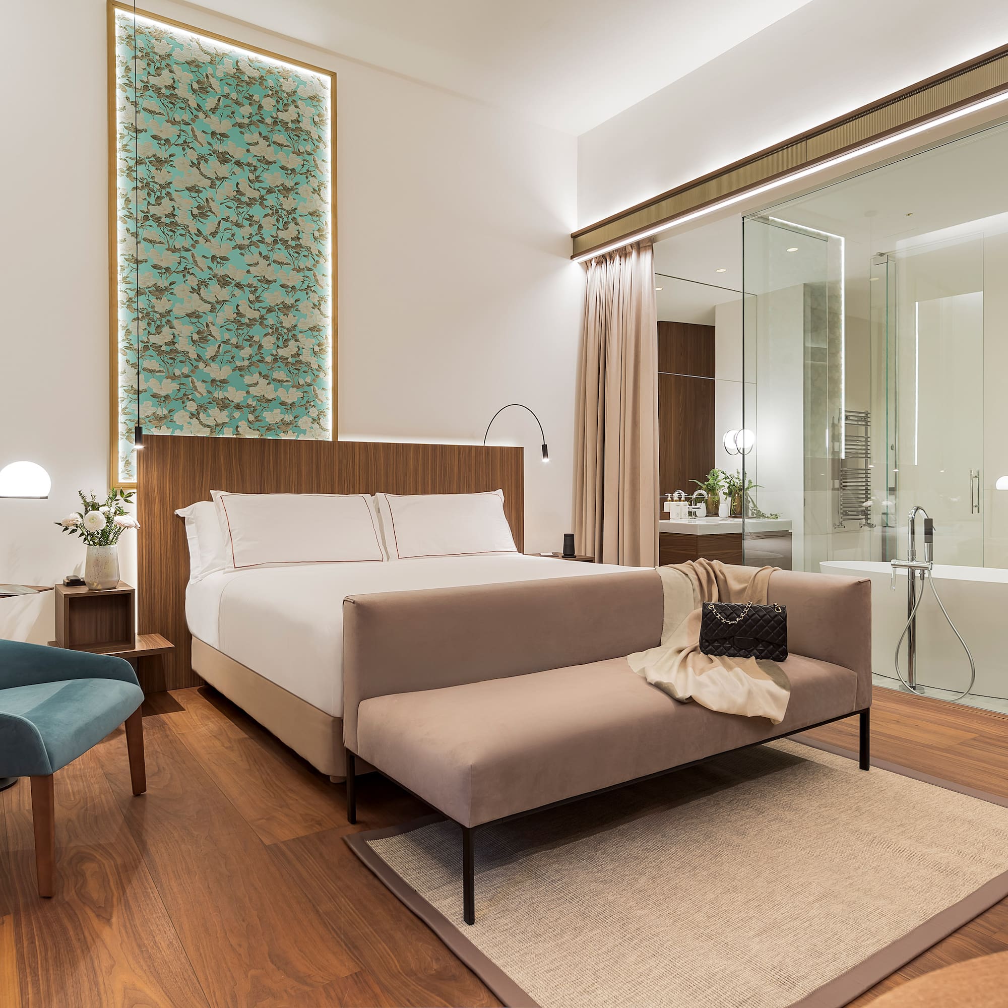 Junior Suite a bedroom with a bed and a open bathtub from the Luxury Hotel Palazzo Cordusio Gran Melia